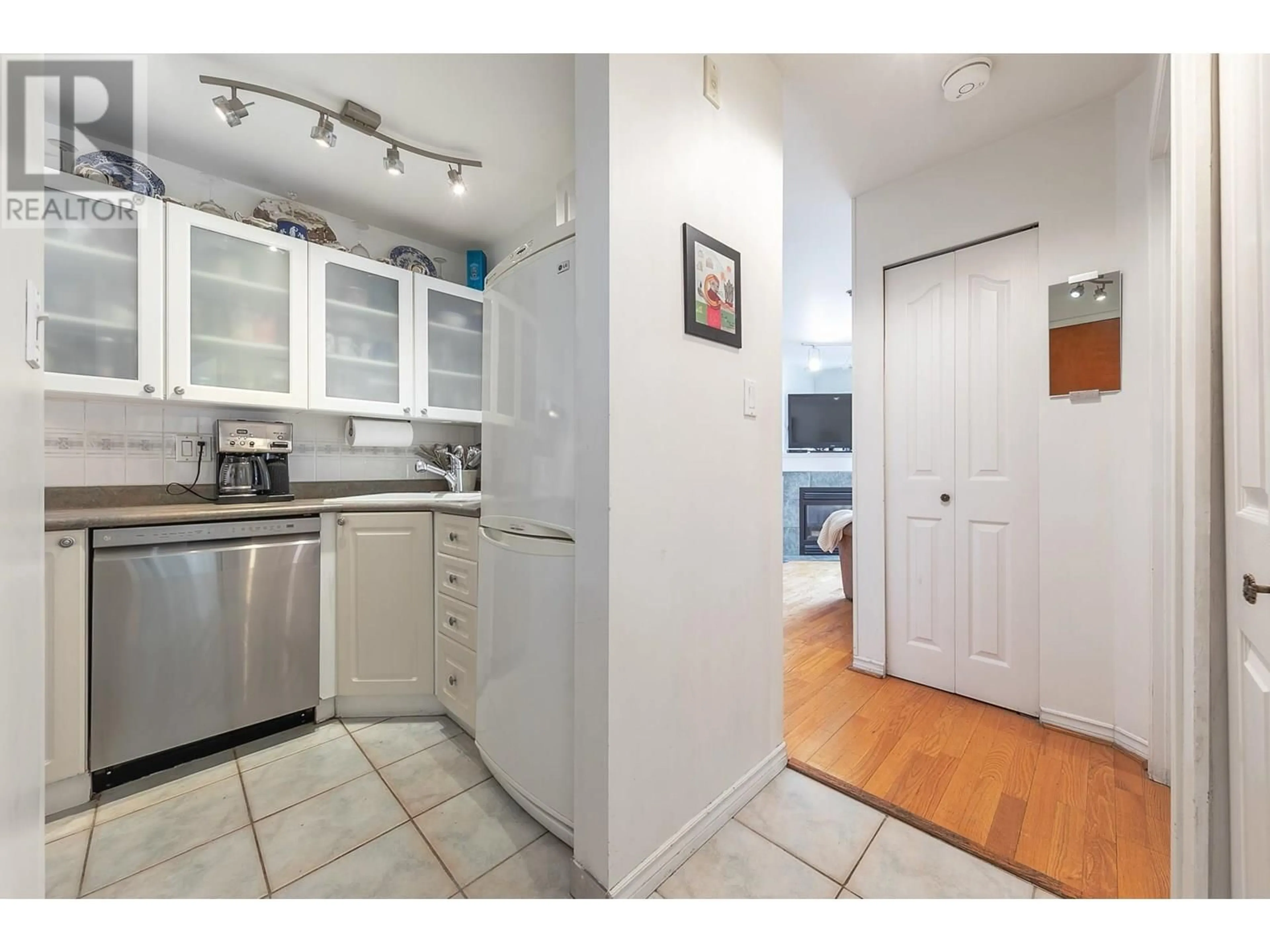 Standard kitchen, unknown for 203 - 2025 STEPHENS STREET, Vancouver British Columbia V6K3W2