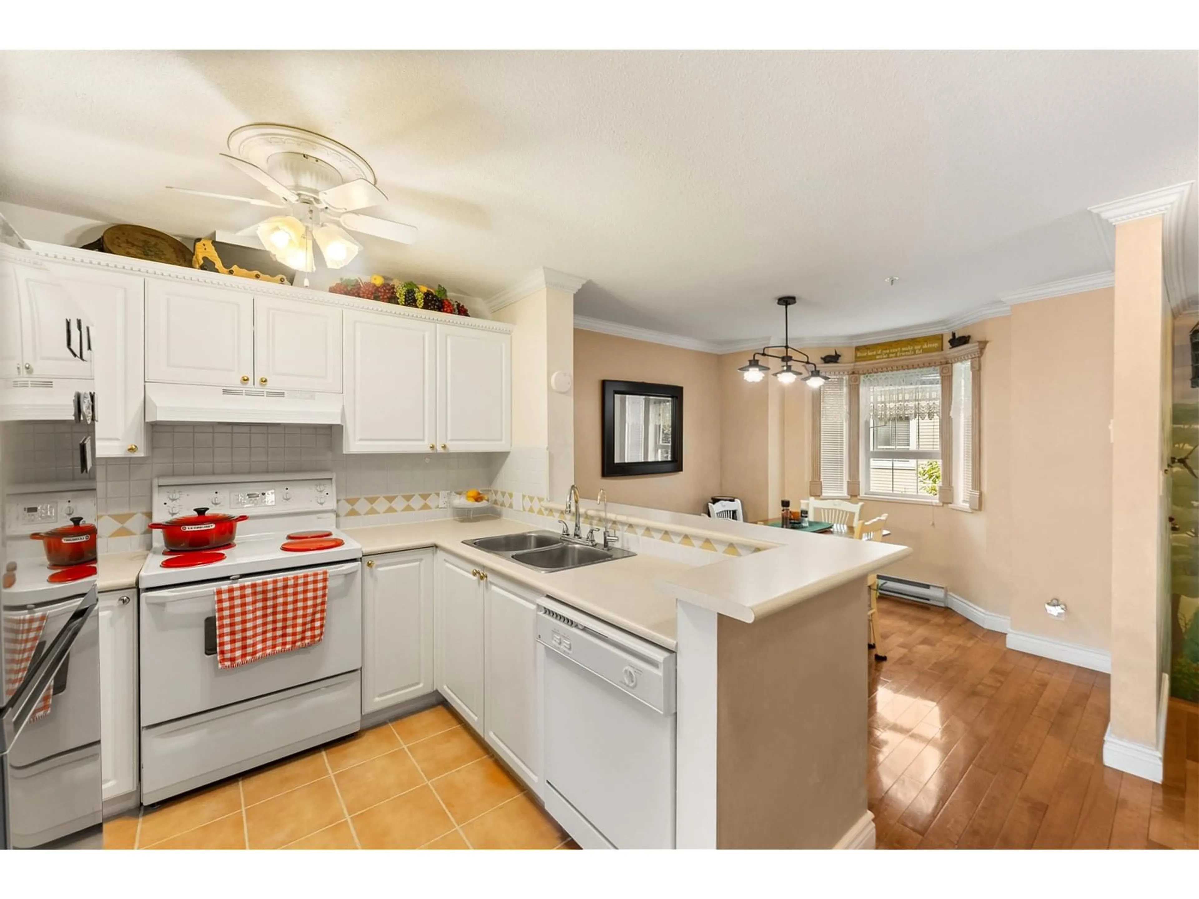 Open concept kitchen, unknown for 302 - 15258 105, Surrey British Columbia V3R0W8