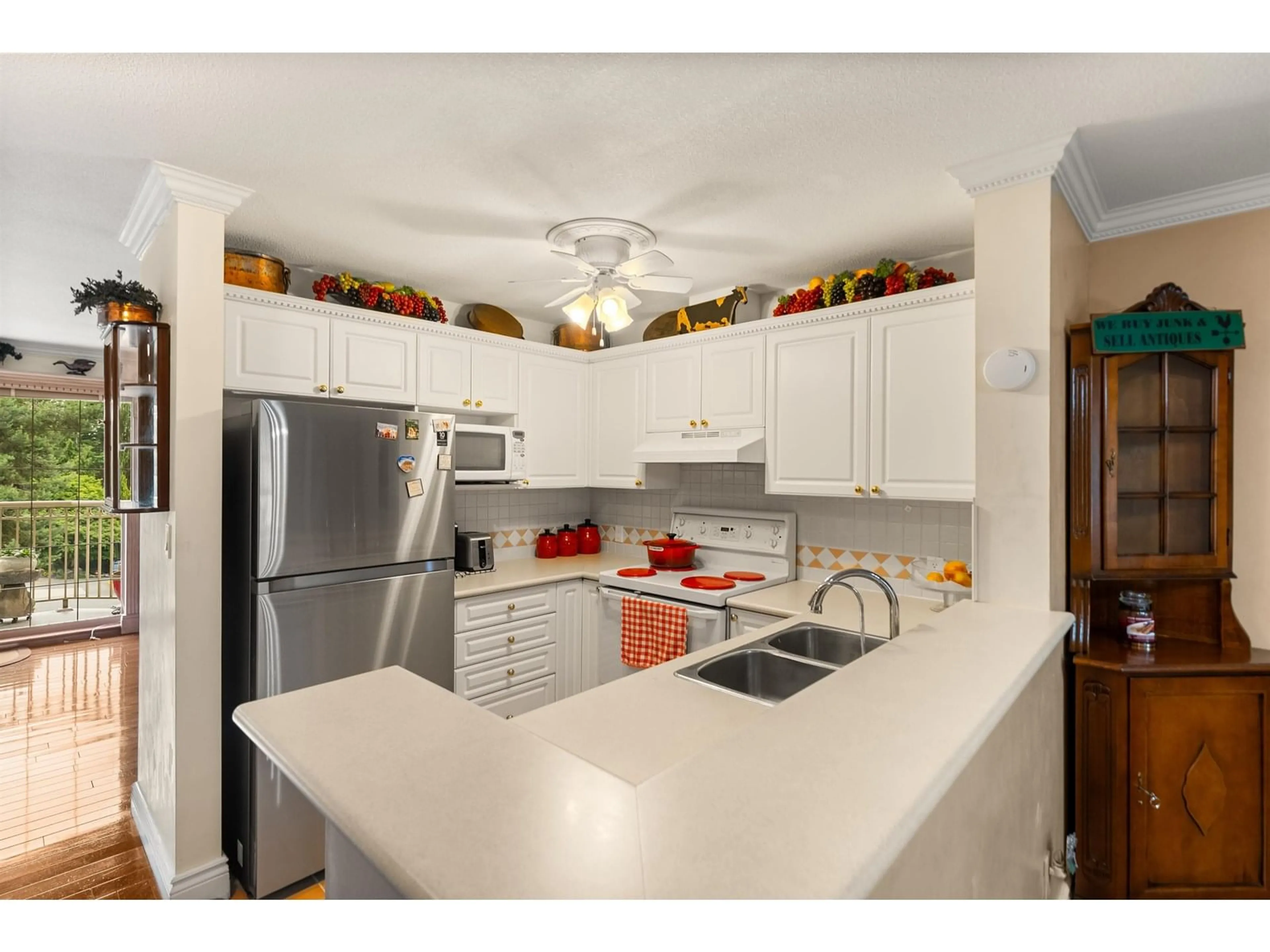 Standard kitchen, unknown for 302 - 15258 105, Surrey British Columbia V3R0W8