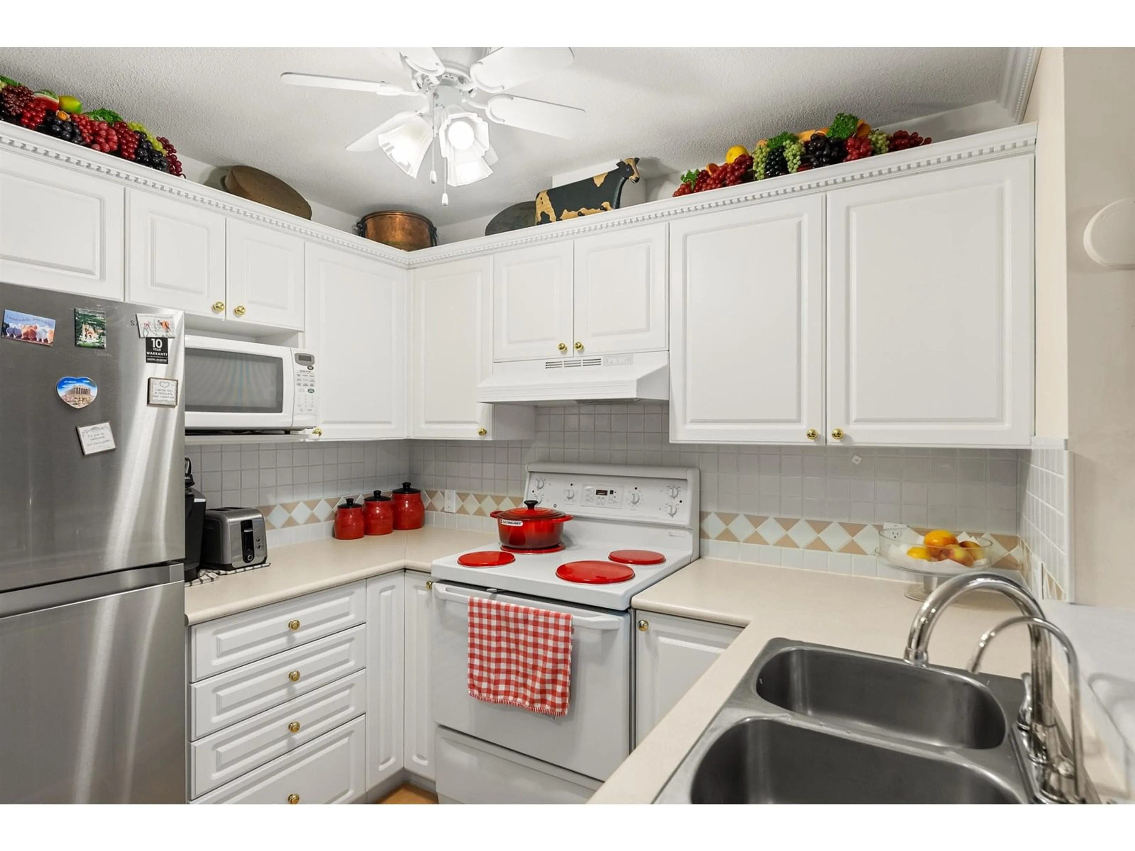 Standard kitchen, unknown for 302 - 15258 105, Surrey British Columbia V3R0W8
