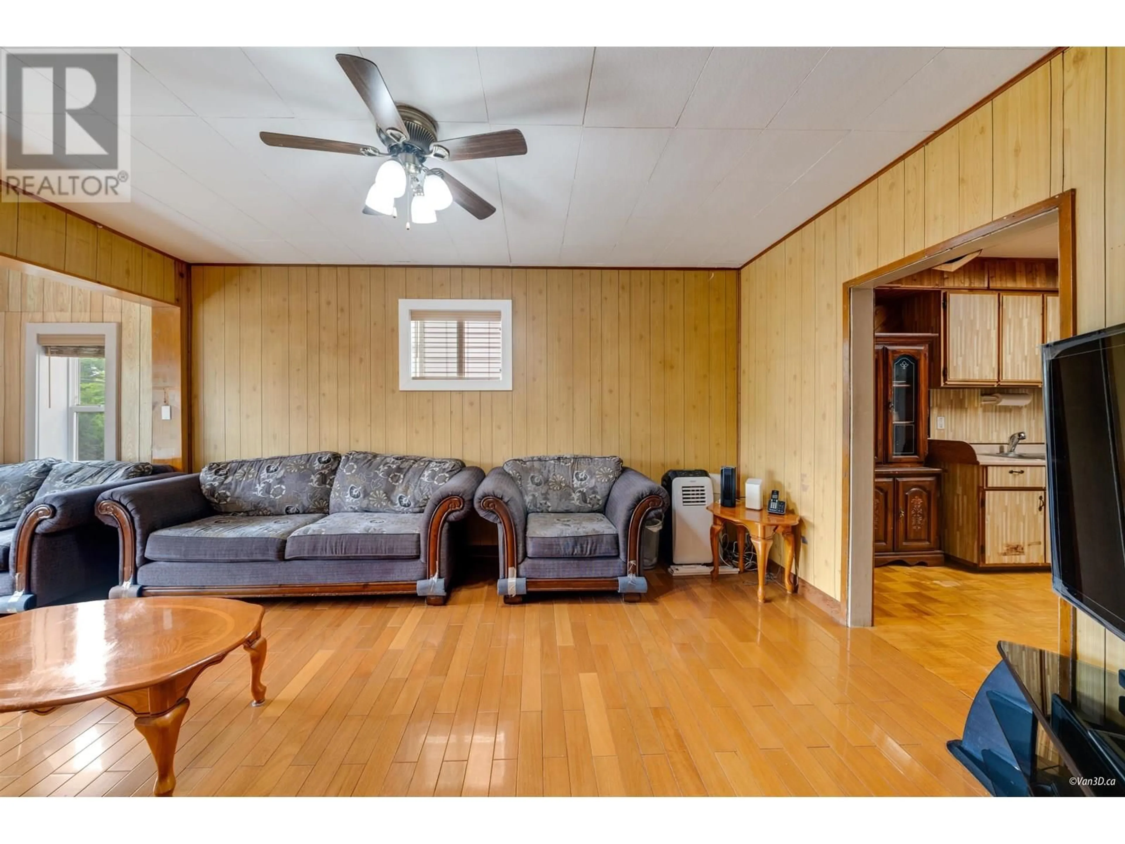 Living room with furniture, wood/laminate floor for 811B DUBLIN STREET, New Westminster British Columbia V3M2Y5