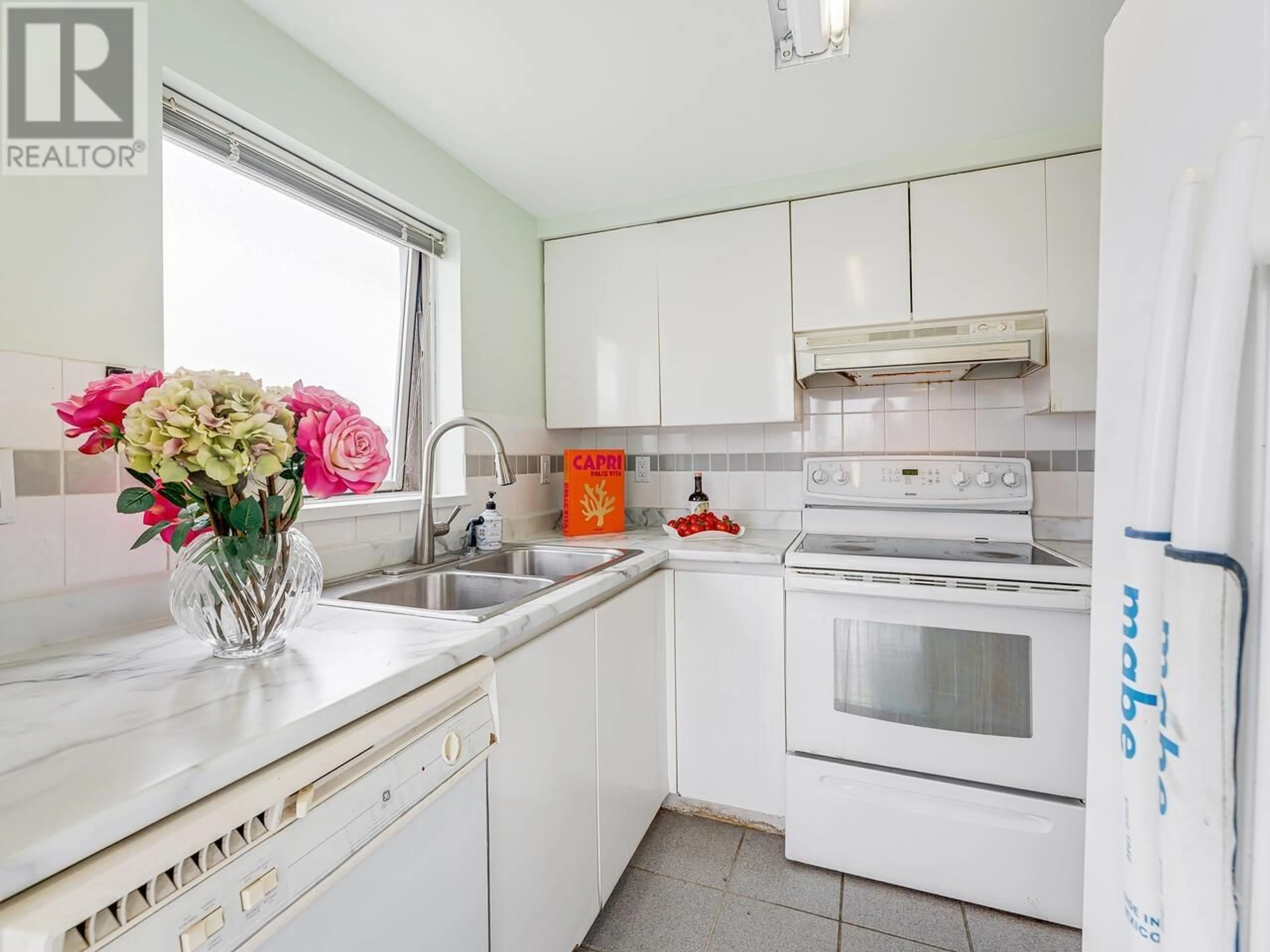 Standard kitchen, ceramic/tile floor for 2106 - 9603 MANCHESTER DRIVE, Burnaby British Columbia V3N4Y7