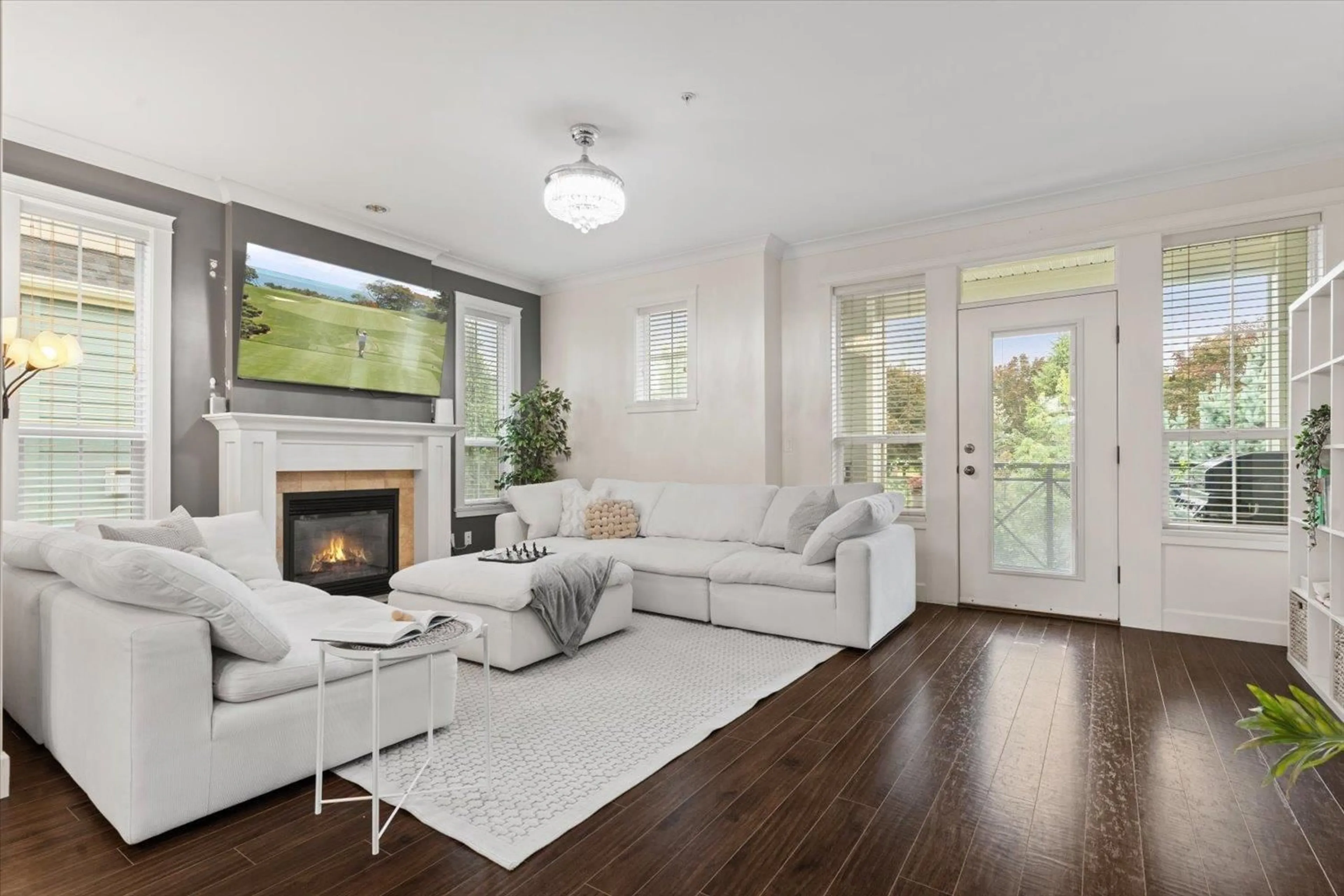 Living room with furniture, wood/laminate floor for 34 - 45290 SOOWAHLIE CRESCENT, Chilliwack British Columbia V2R0S6