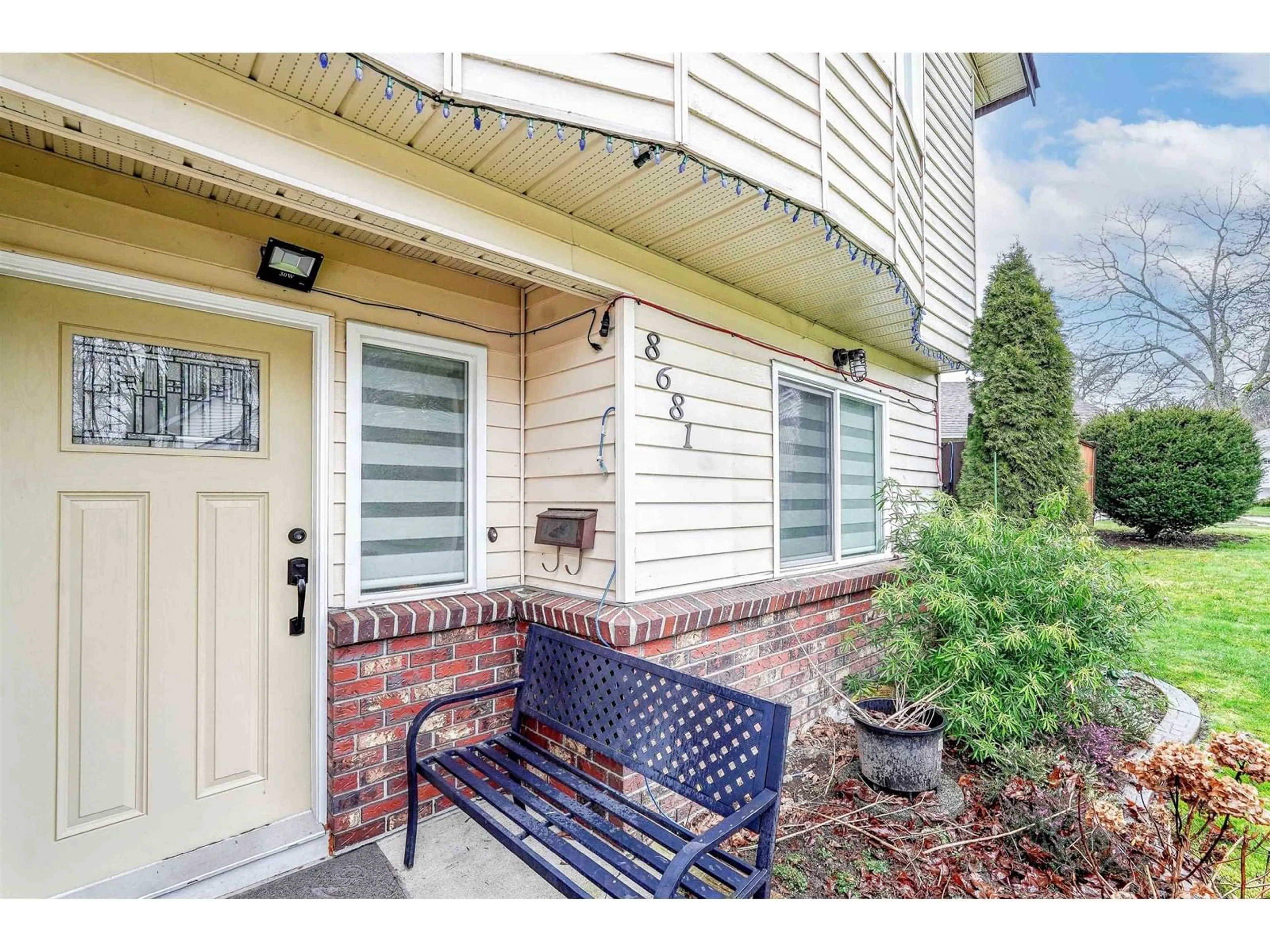 Indoor entryway for 8681 146A, Surrey British Columbia V3S6N7