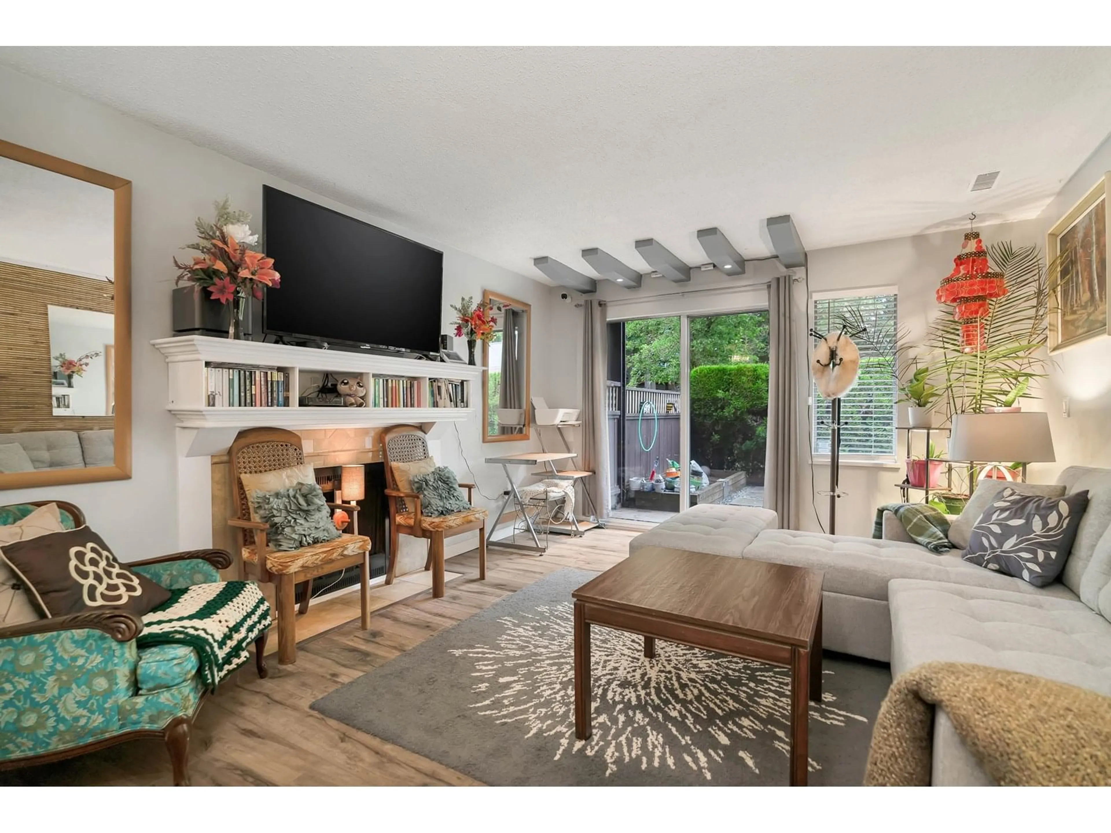 Living room with furniture, unknown for 1112 - 34909 OLD YALE, Abbotsford British Columbia V3G2E7