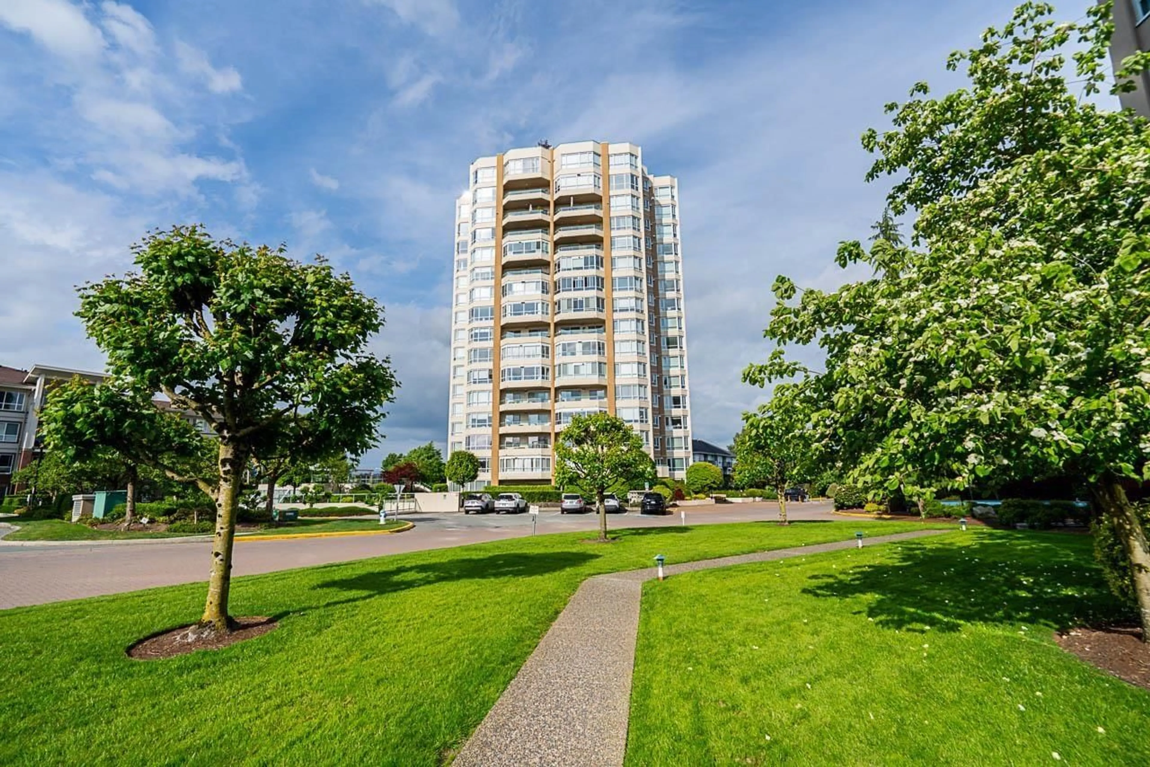 A pic from outside/outdoor area/front of a property/back of a property/a pic from drone, building for 401 - 3190 GLADWIN, Abbotsford British Columbia V2T5T2