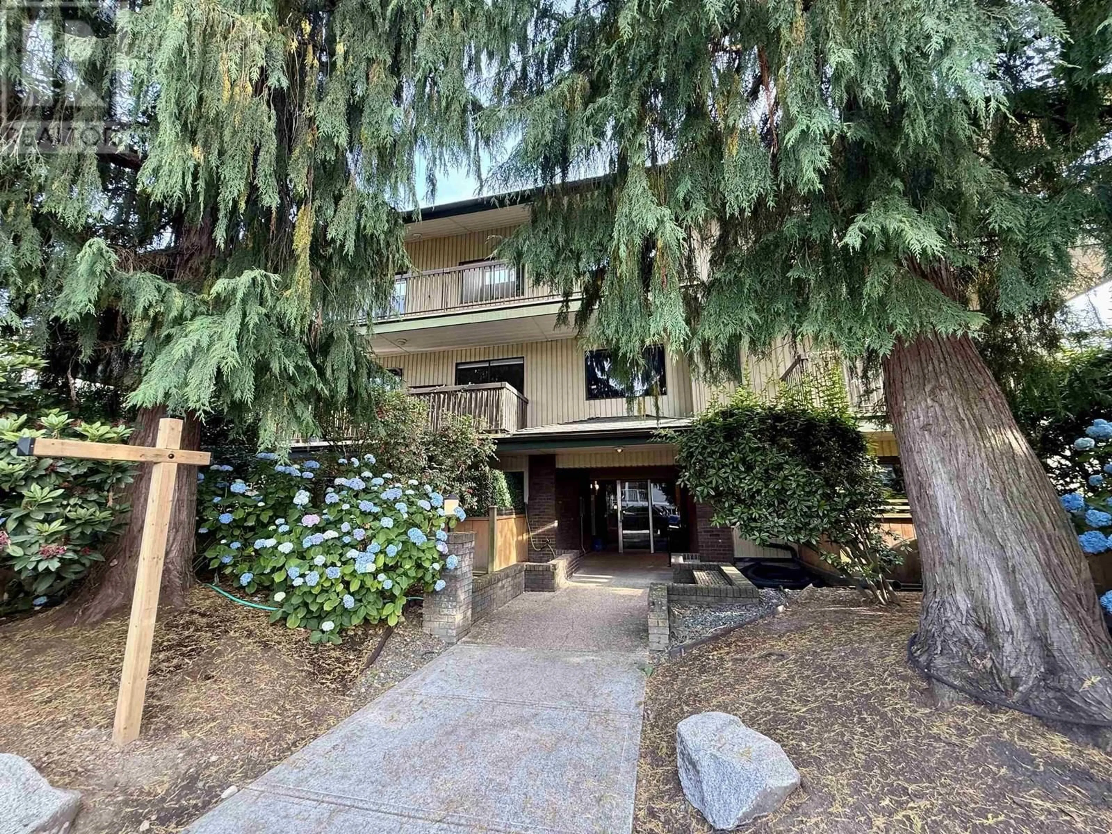 Indoor foyer for 206 - 1622 FRANCES STREET, Vancouver British Columbia V5L1Z4