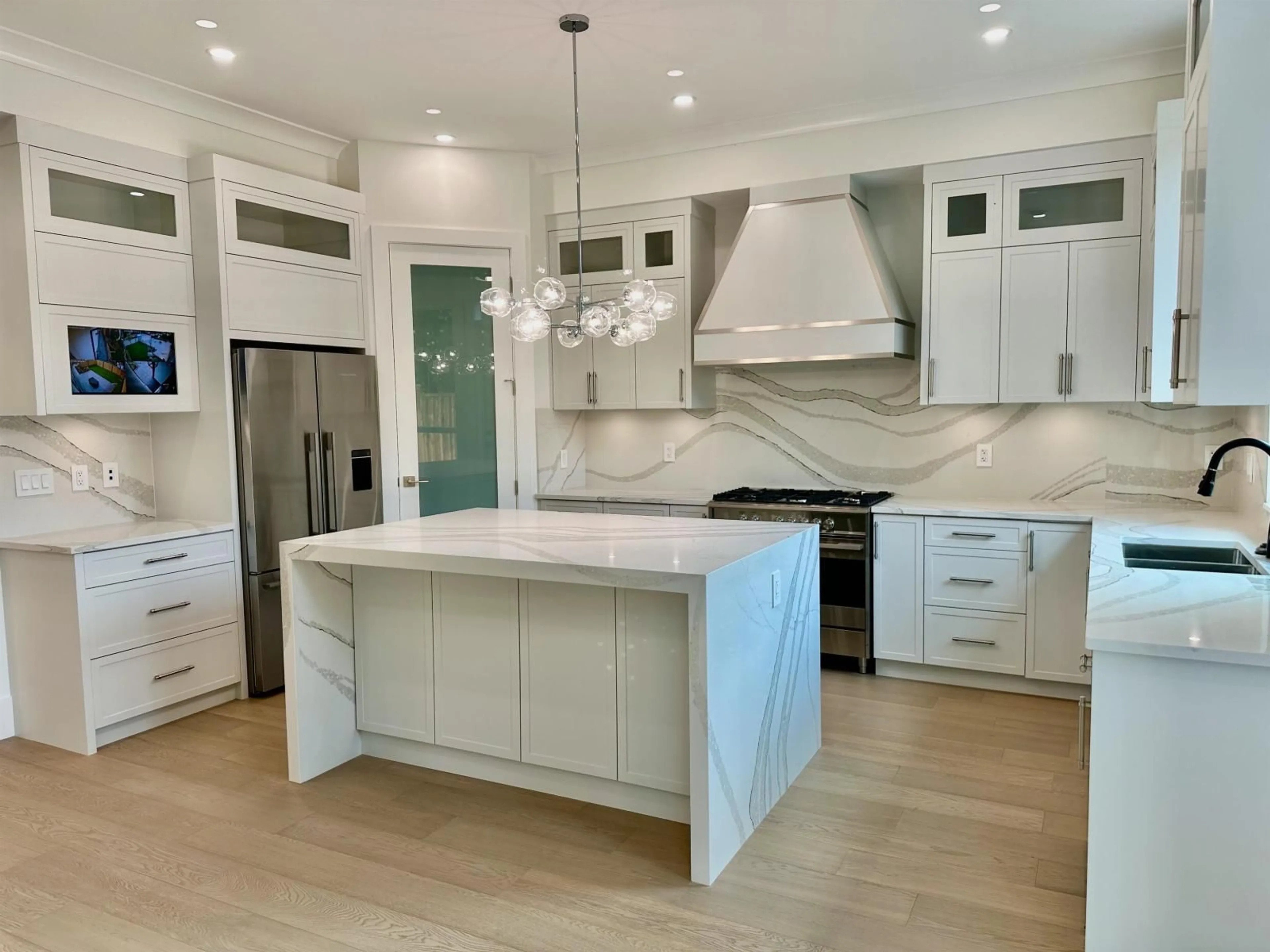 Contemporary kitchen, ceramic/tile floor for 2 - 1967 148A, Surrey British Columbia V4A6R6