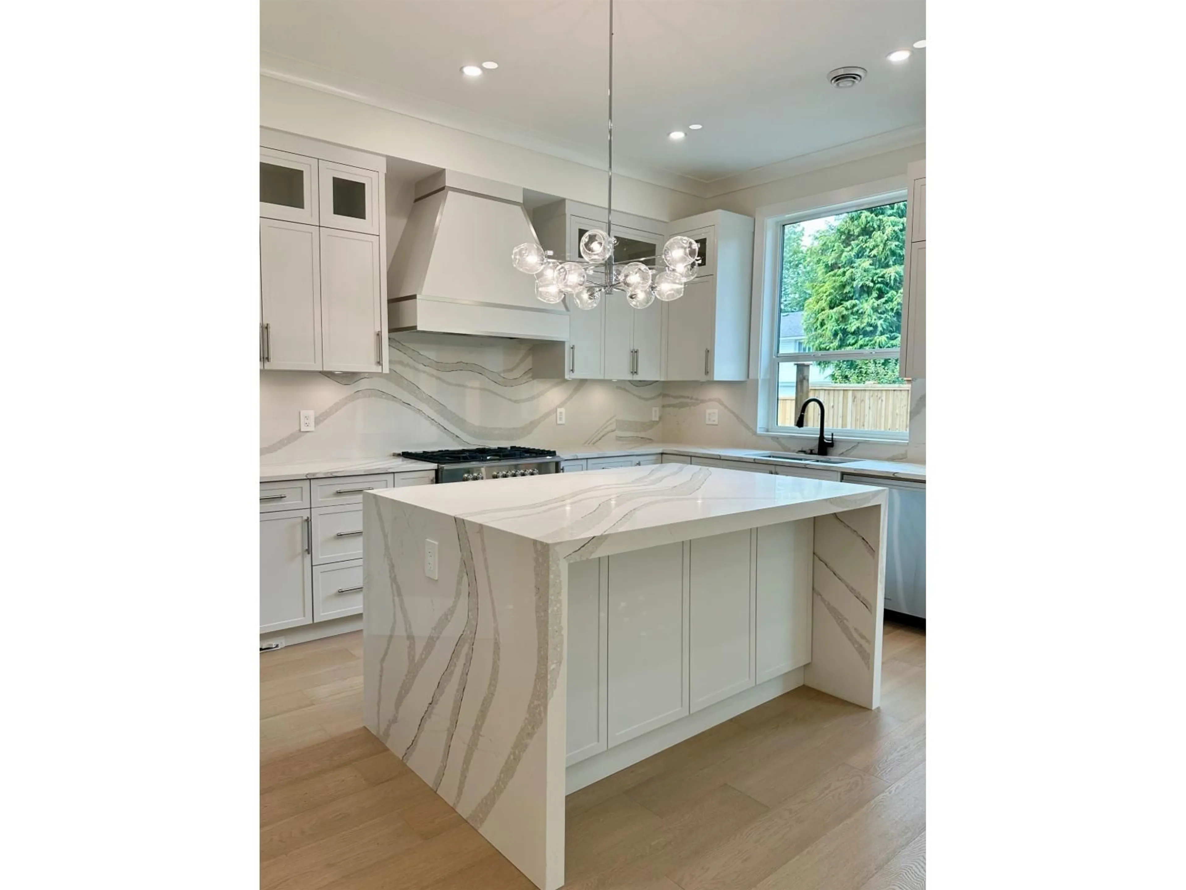 Contemporary kitchen, ceramic/tile floor for 2 - 1967 148A, Surrey British Columbia V4A6R6