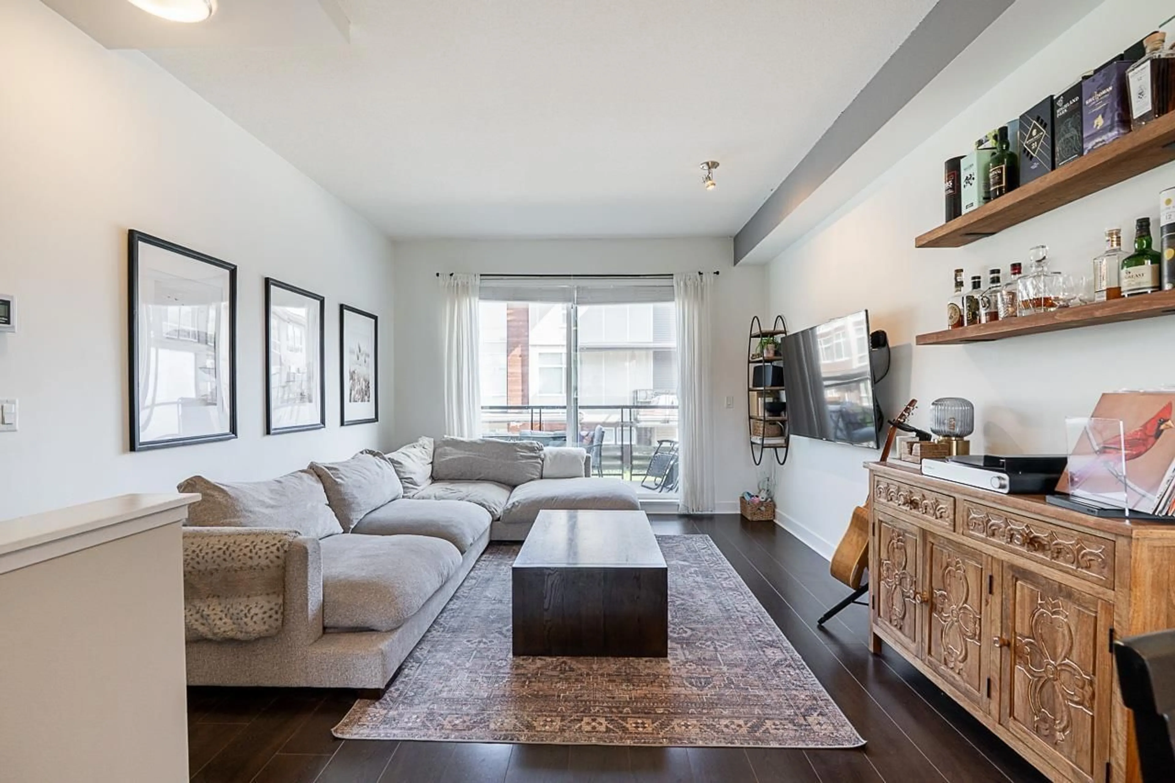 Living room with furniture, wood/laminate floor for 81 - 16222 23A, Surrey British Columbia V3Z6P4