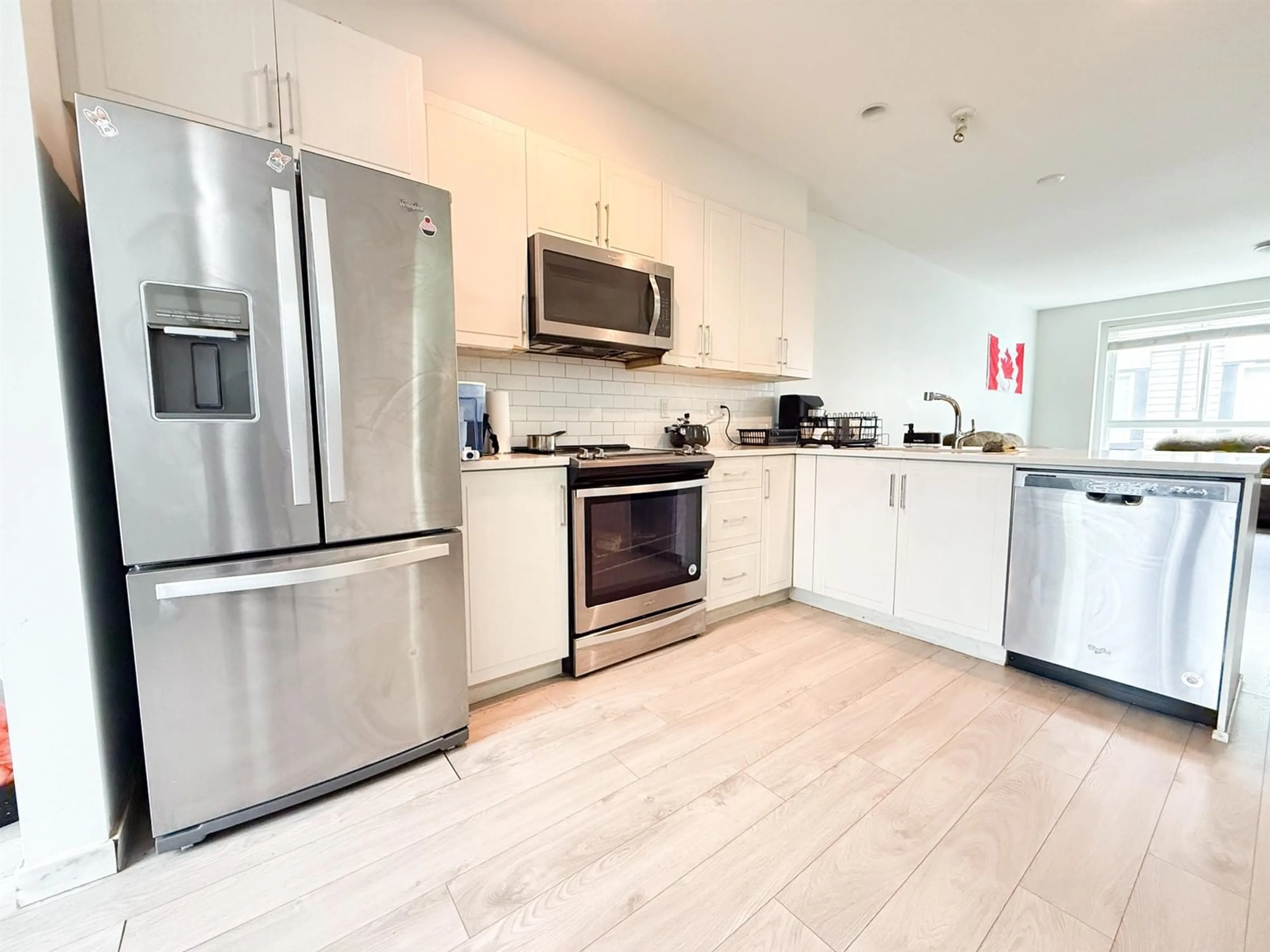Open concept kitchen, ceramic/tile floor for 37 - 14555 68, Surrey British Columbia V3S2A8