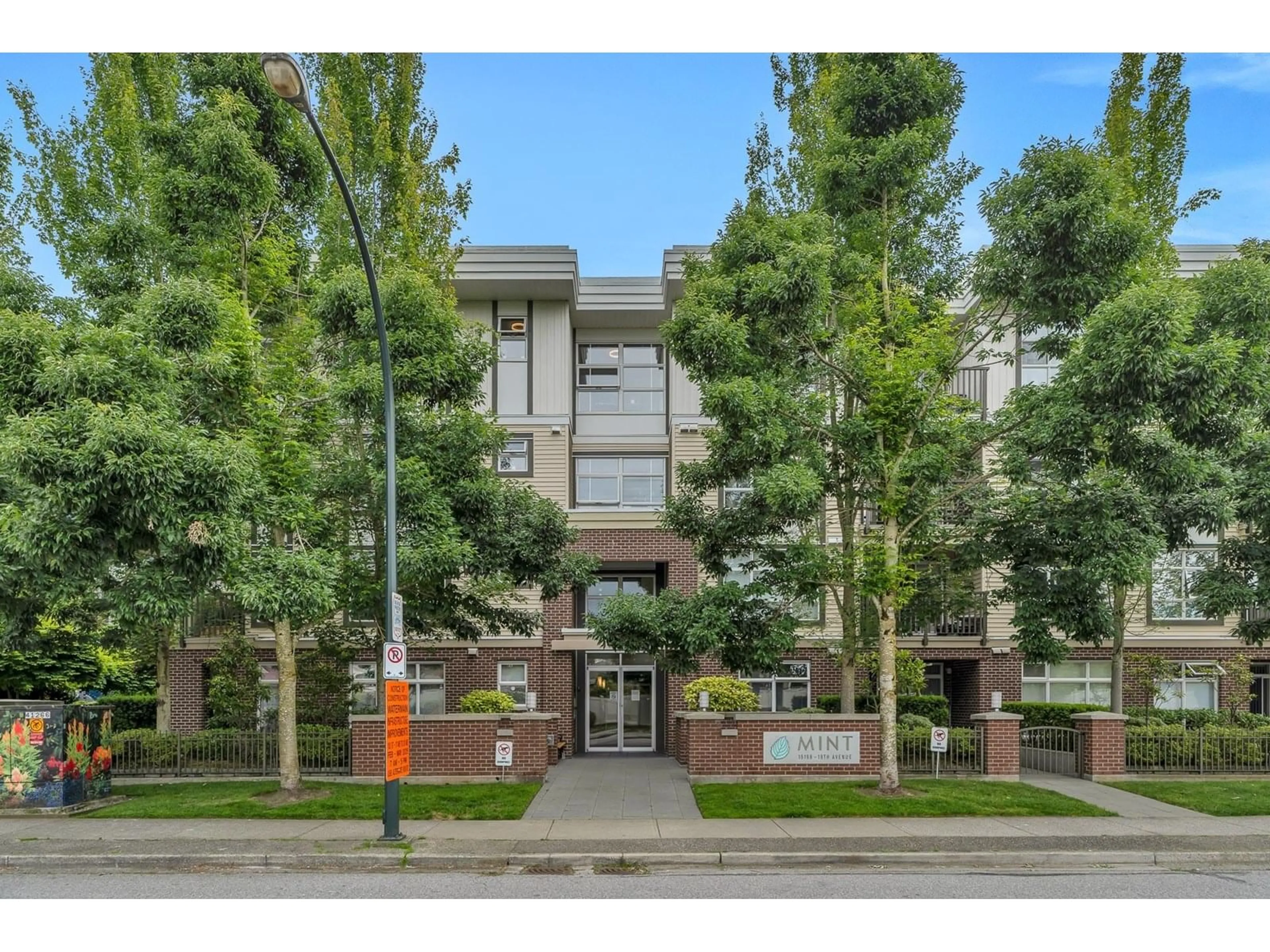 Indoor foyer for 415 - 15168 19, Surrey British Columbia V4A0A5