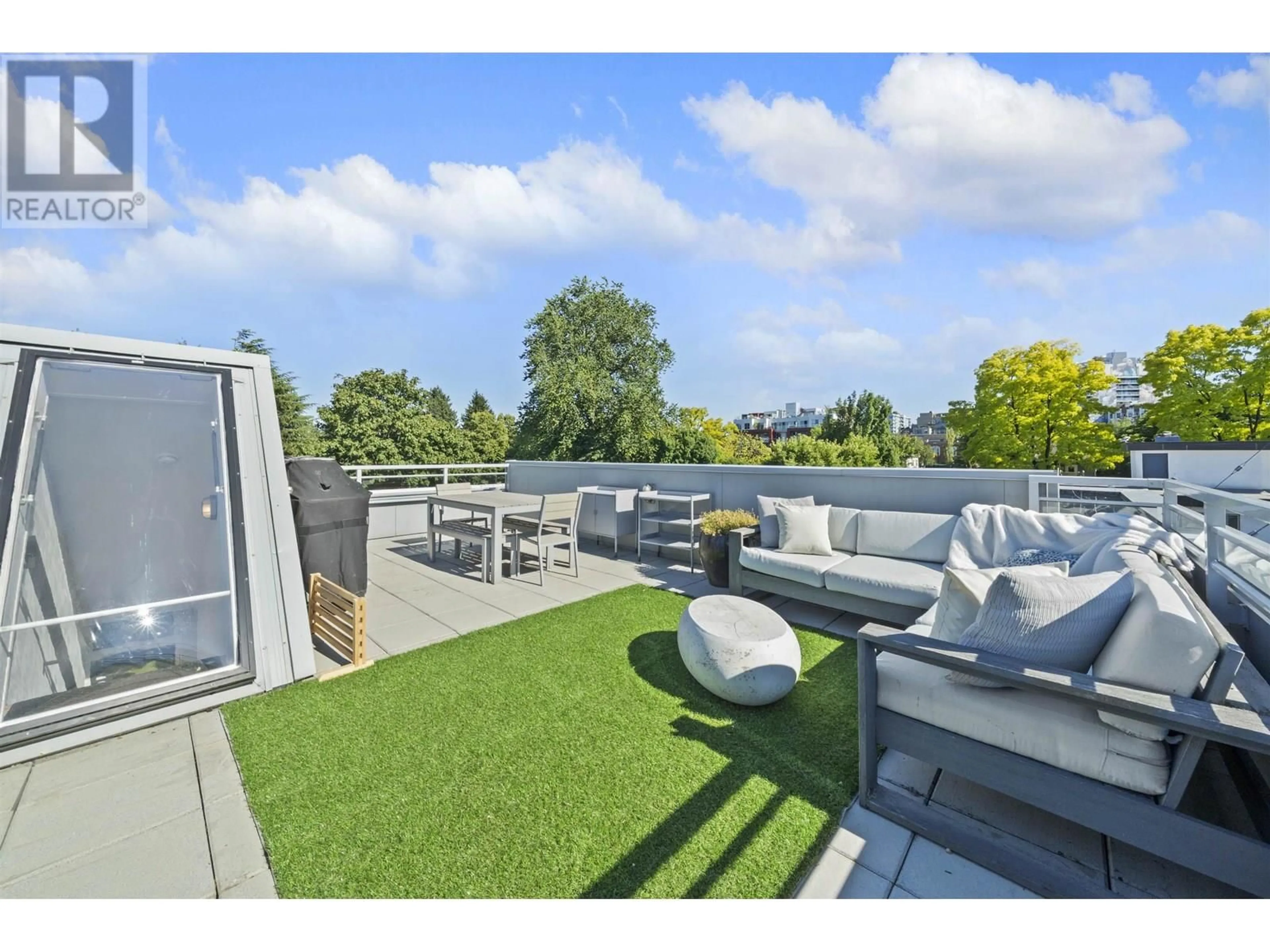 A pic from outside/outdoor area/front of a property/back of a property/a pic from drone, unknown for 2333 BRUNSWICK STREET, Vancouver British Columbia V5T1M8