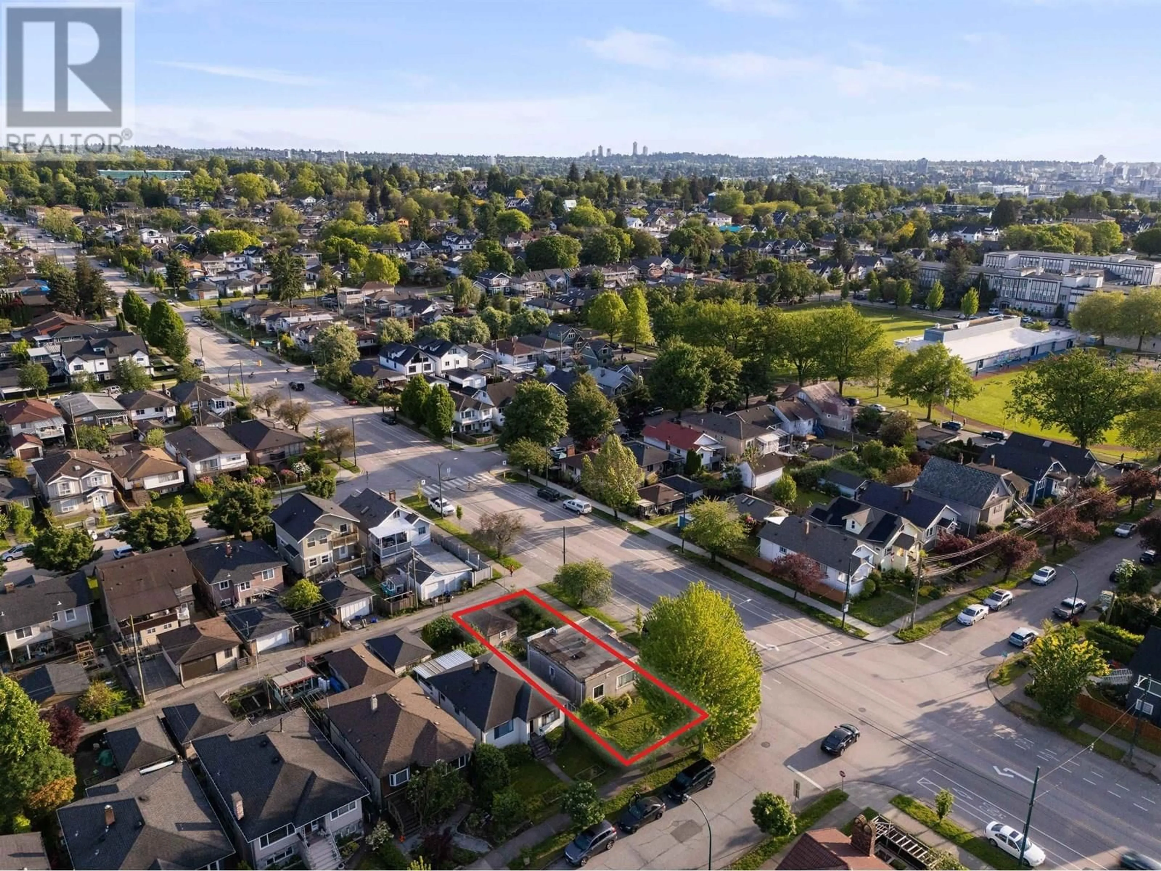 A pic from outside/outdoor area/front of a property/back of a property/a pic from drone, street for 622 NANAIMO STREET, Vancouver British Columbia V5L4S3