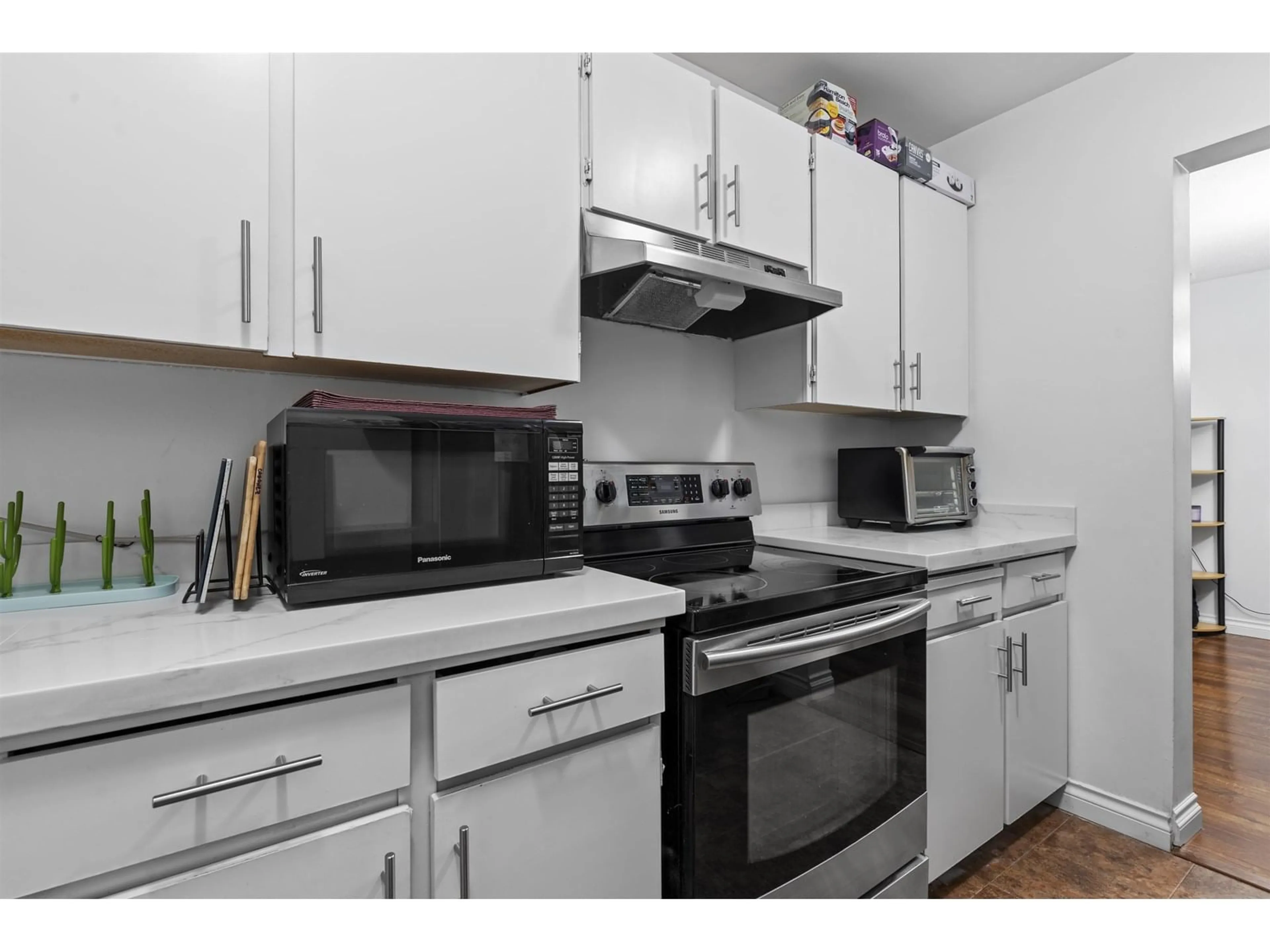 Standard kitchen, wood/laminate floor for G08 - 10698 151A, Surrey British Columbia V3R8T5