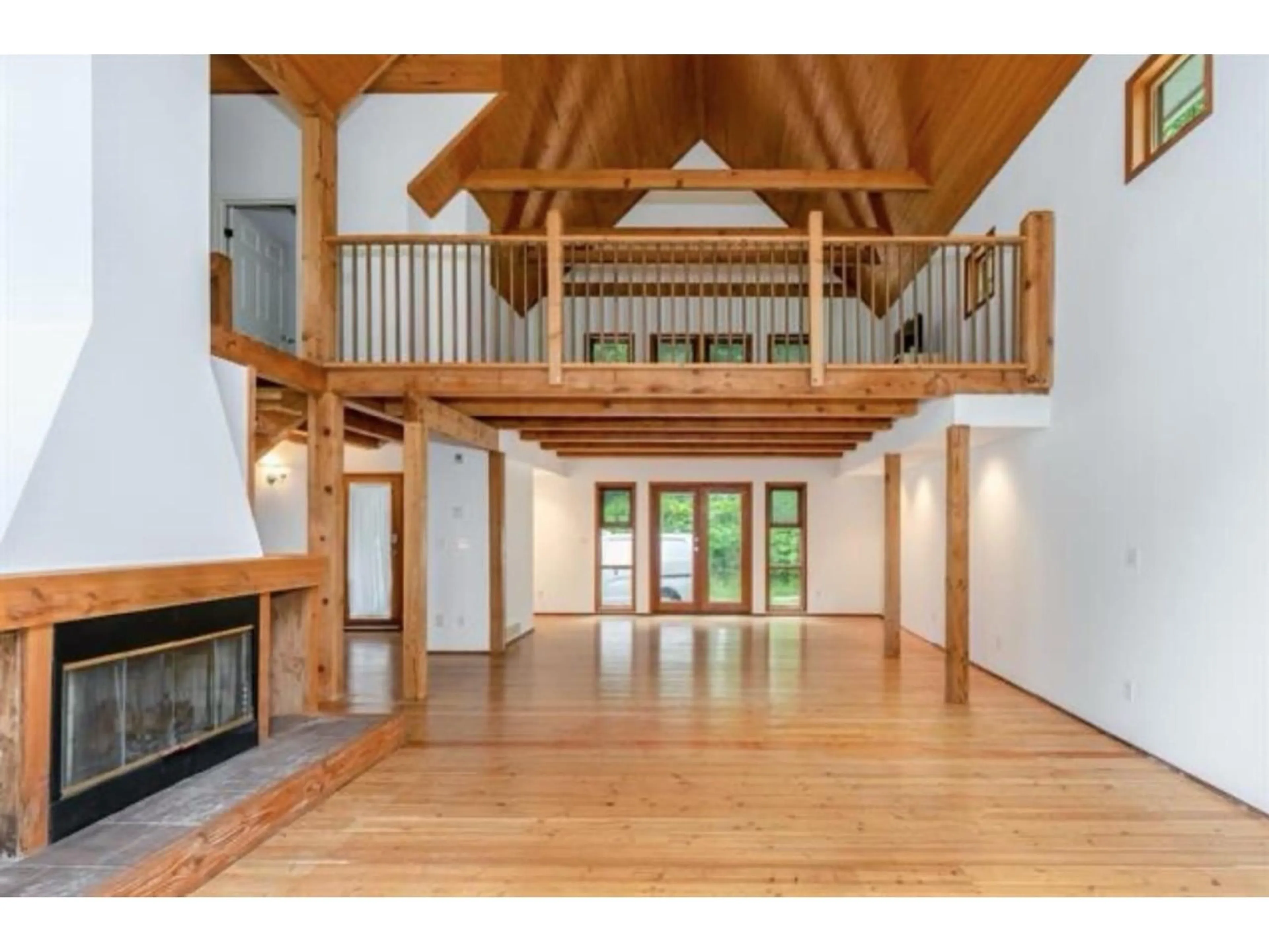 Indoor foyer for 10011 DEWDNEY TRUNK, Mission British Columbia V4S1K8