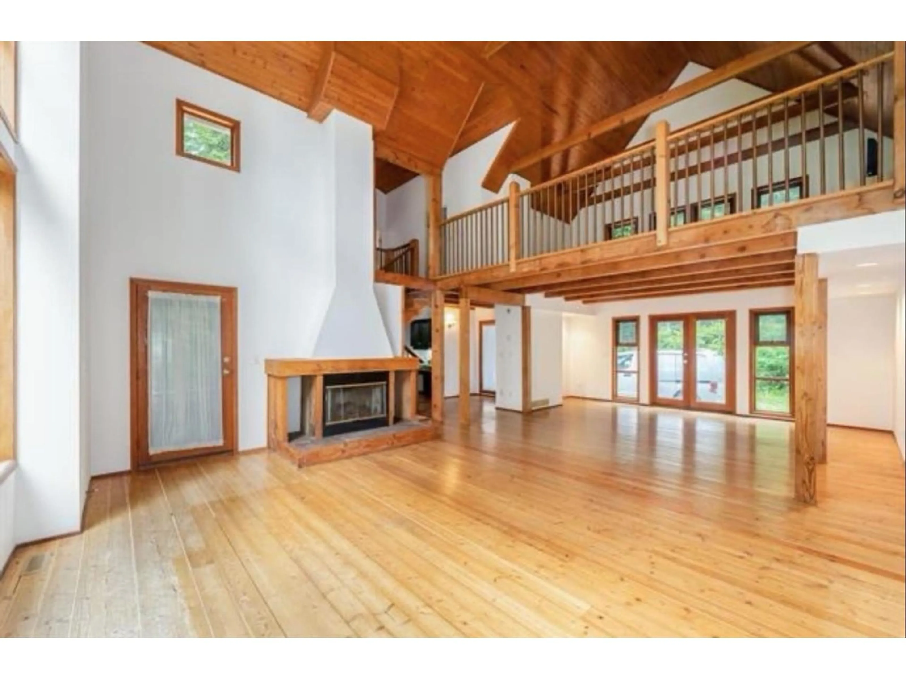 Indoor foyer for 10011 DEWDNEY TRUNK, Mission British Columbia V4S1K8