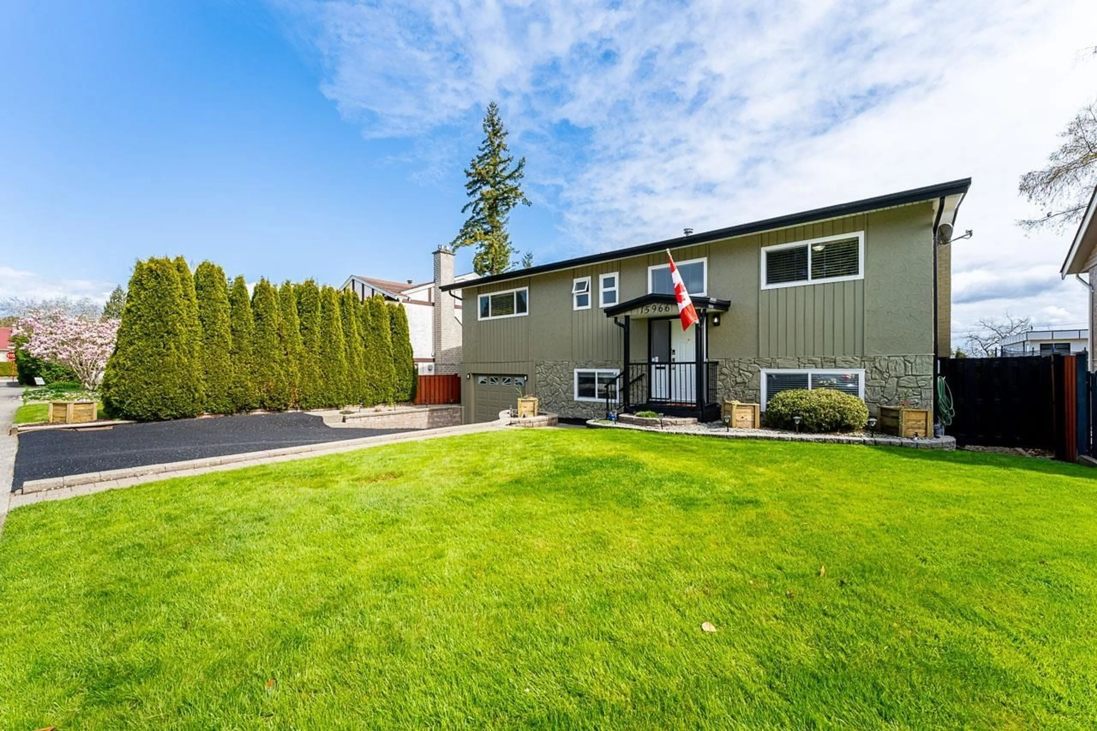 Home with vinyl exterior material, mountain view for 15966 PROSPECT, White Rock British Columbia V4B5B3
