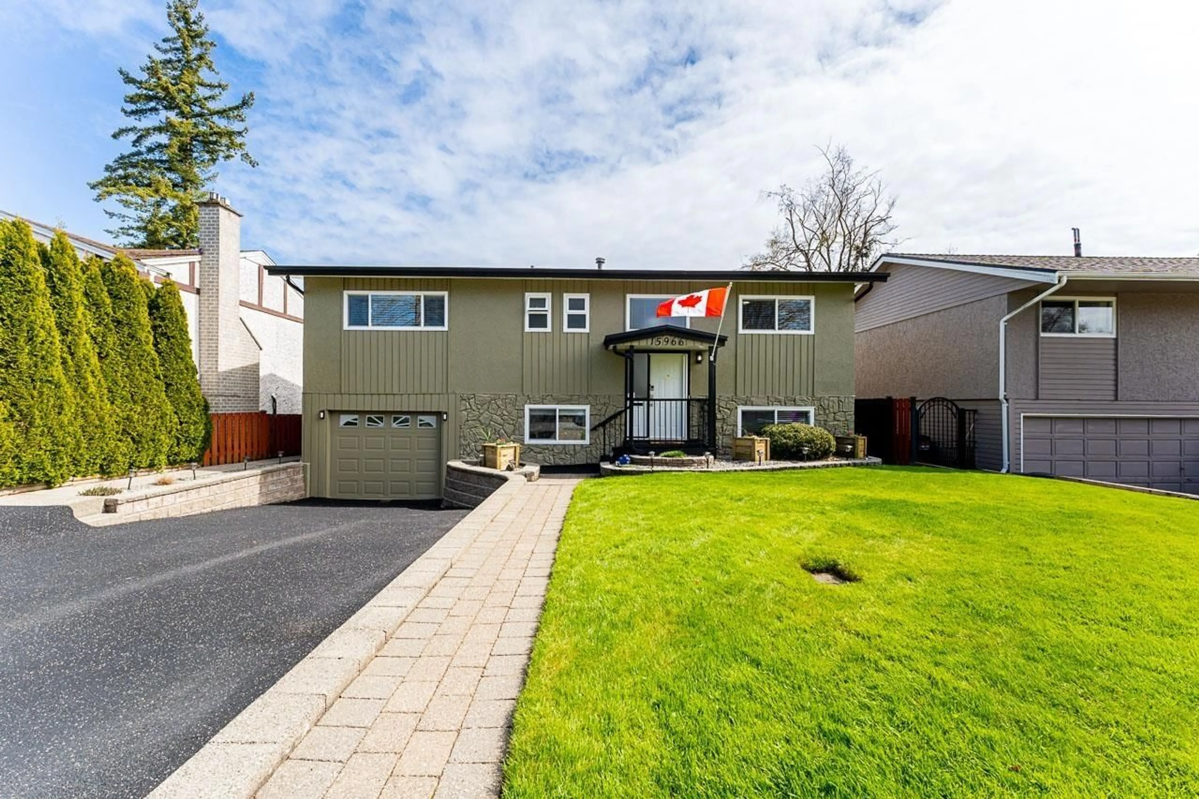 Home with vinyl exterior material, street for 15966 PROSPECT, White Rock British Columbia V4B5B3