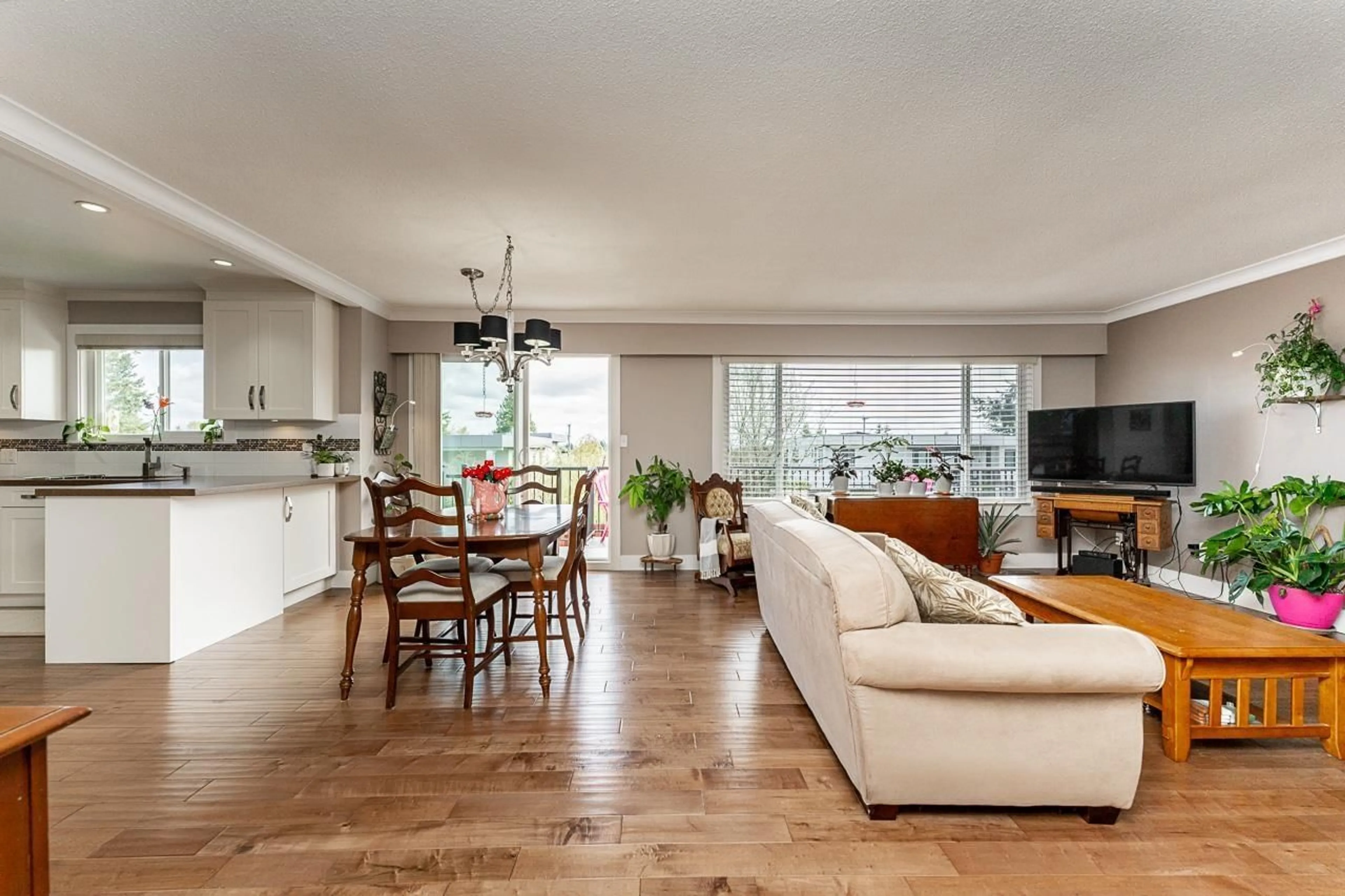 Living room with furniture, wood/laminate floor for 15966 PROSPECT, White Rock British Columbia V4B5B3