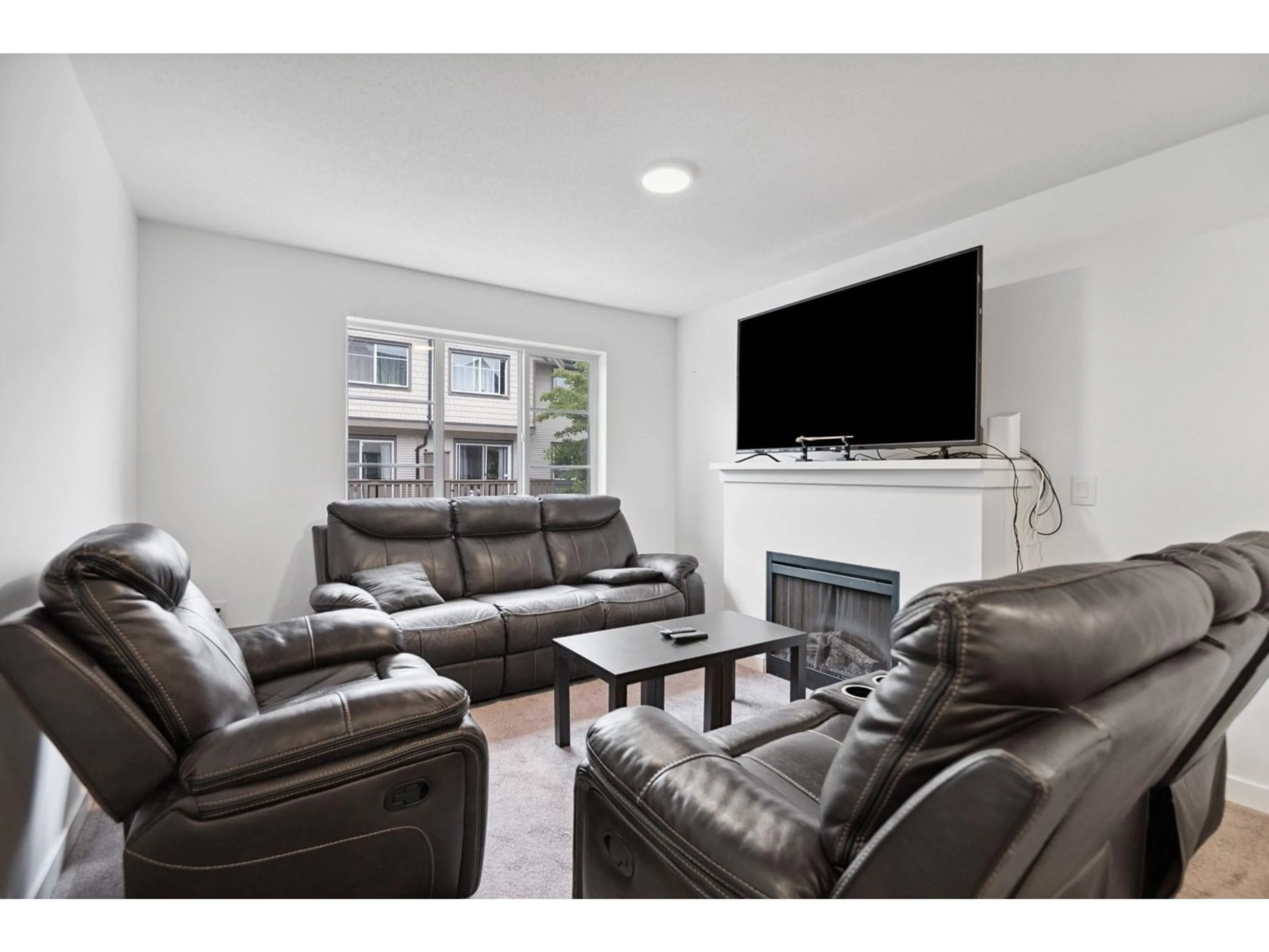 Living room with furniture, unknown for 26 - 15871 85, Surrey British Columbia V4N0Y9