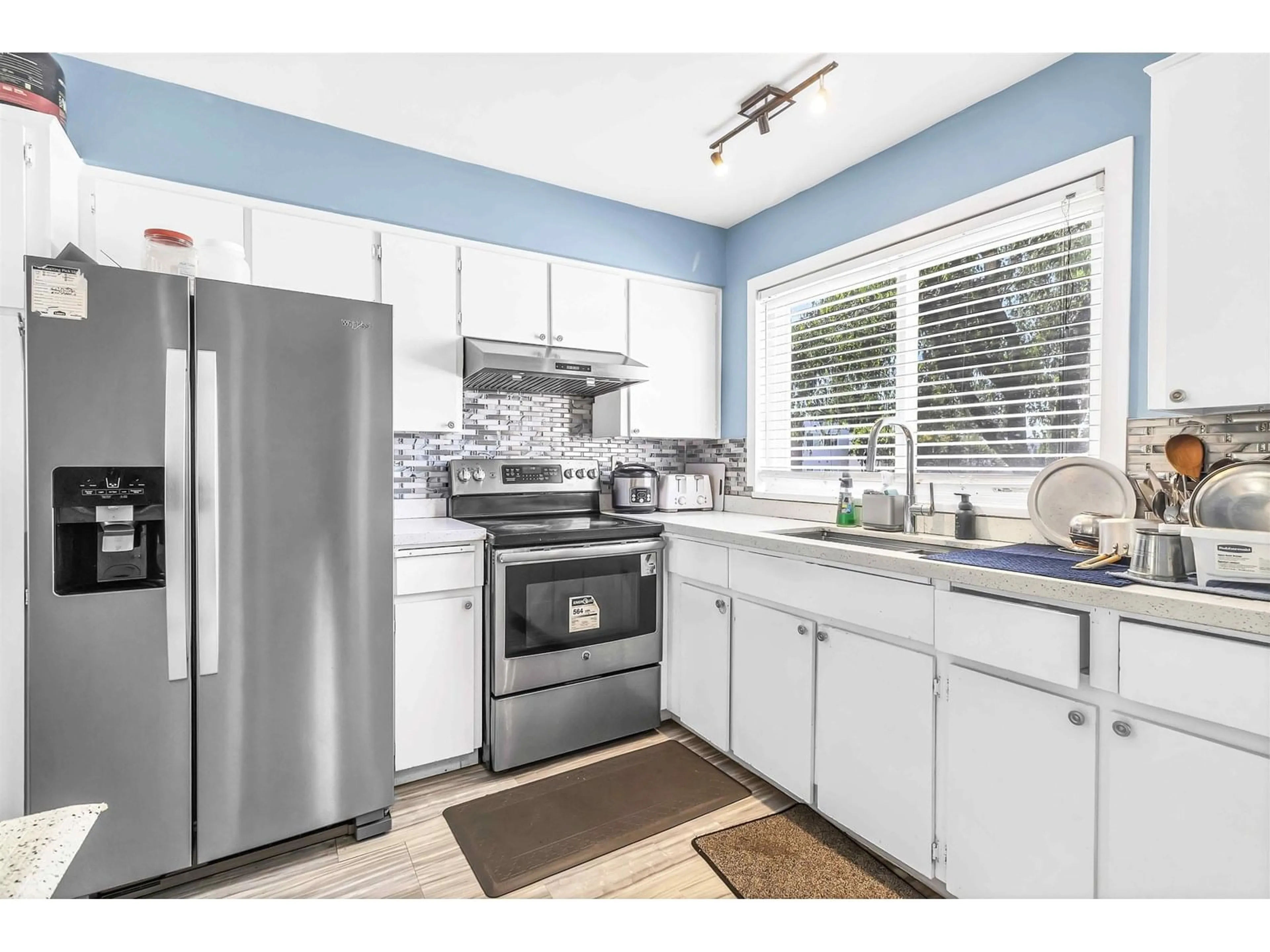 Standard kitchen, unknown for 106 - 11901 89A, Surrey British Columbia V4C3G8