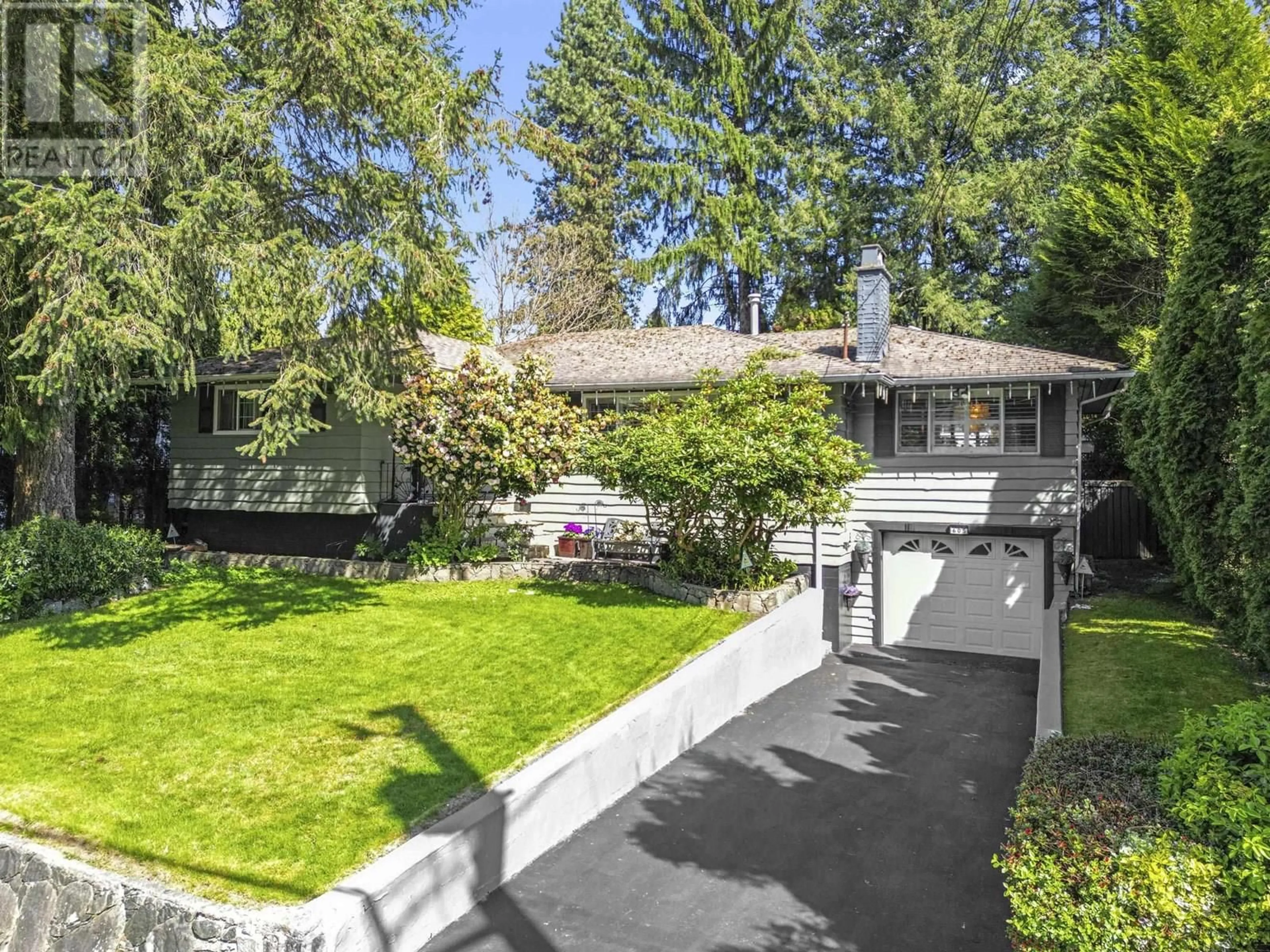 A pic from outside/outdoor area/front of a property/back of a property/a pic from drone, street for 605 VICTOR STREET, Coquitlam British Columbia V3J3V4