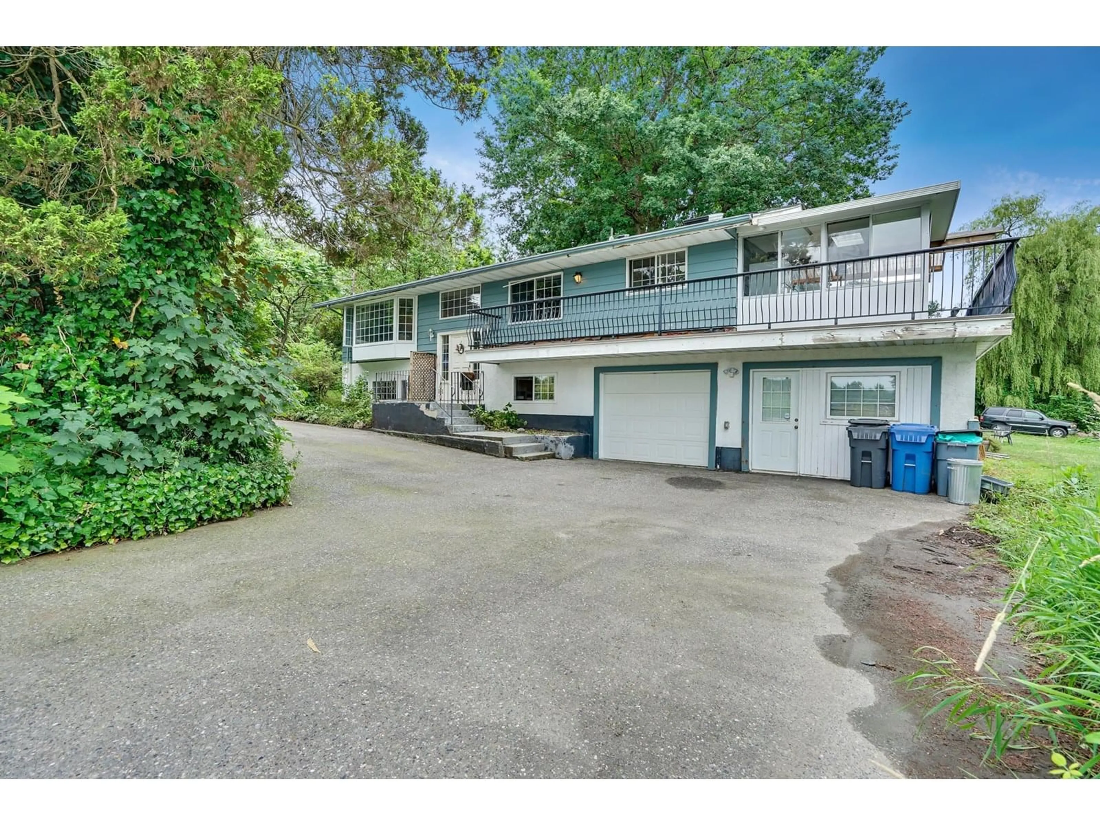 A pic from outside/outdoor area/front of a property/back of a property/a pic from drone, street for 4383 SELDON, Abbotsford British Columbia V2S7T7