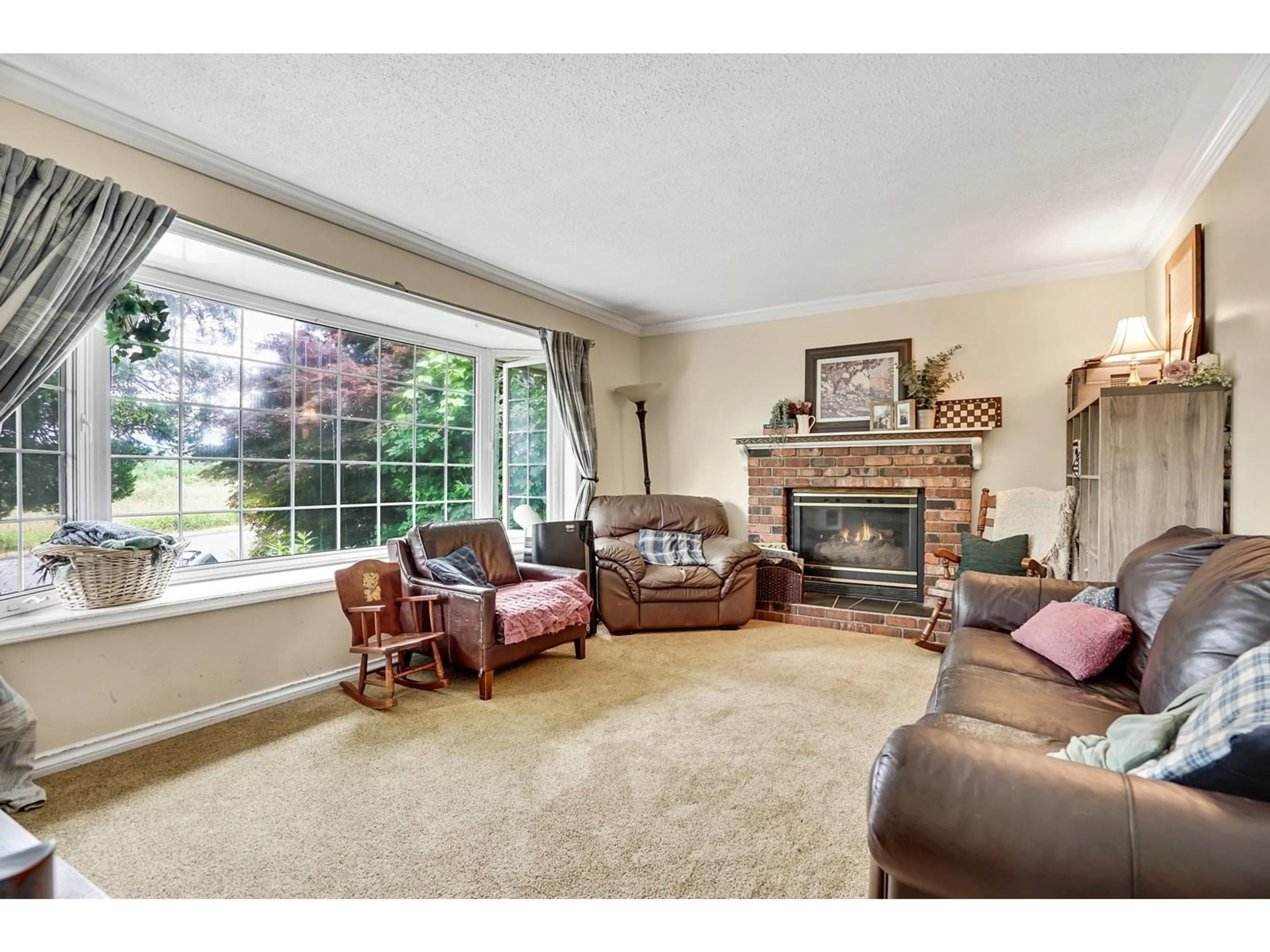 Living room with furniture, unknown for 4383 SELDON, Abbotsford British Columbia V2S7T7