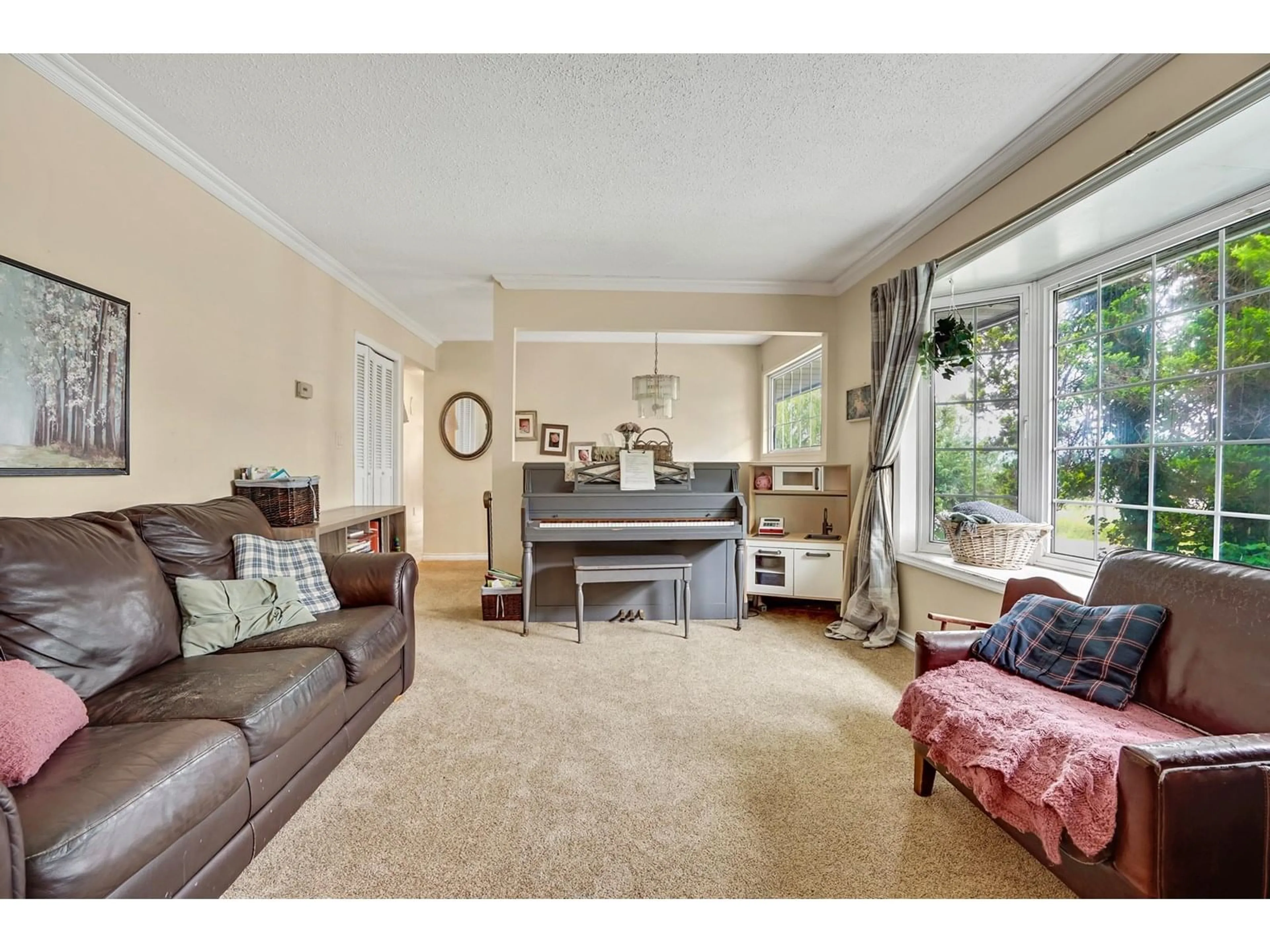 Living room with furniture, unknown for 4383 SELDON, Abbotsford British Columbia V2S7T7