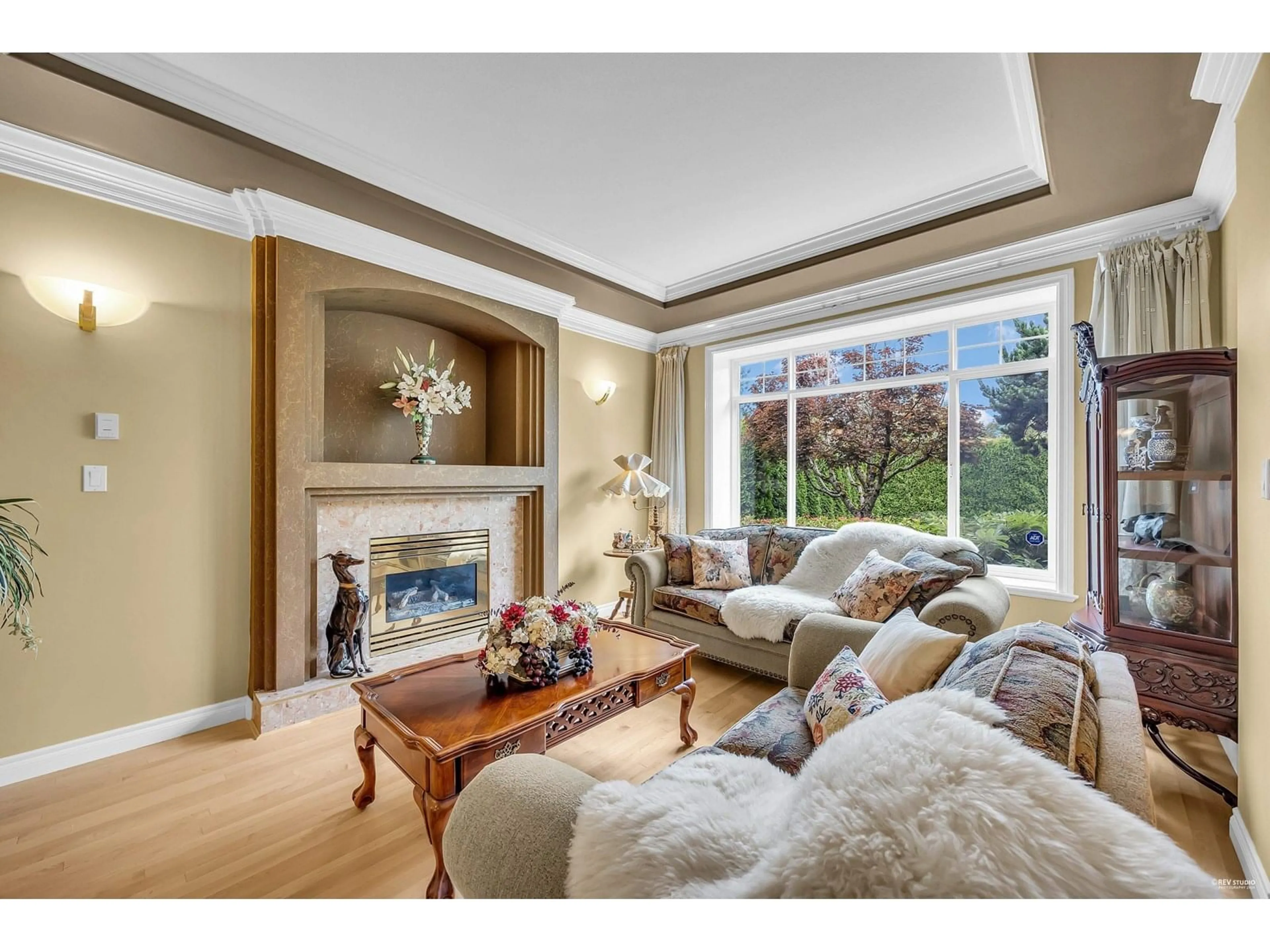 Living room with furniture, unknown for 14942 22A, Surrey British Columbia V4A9J2