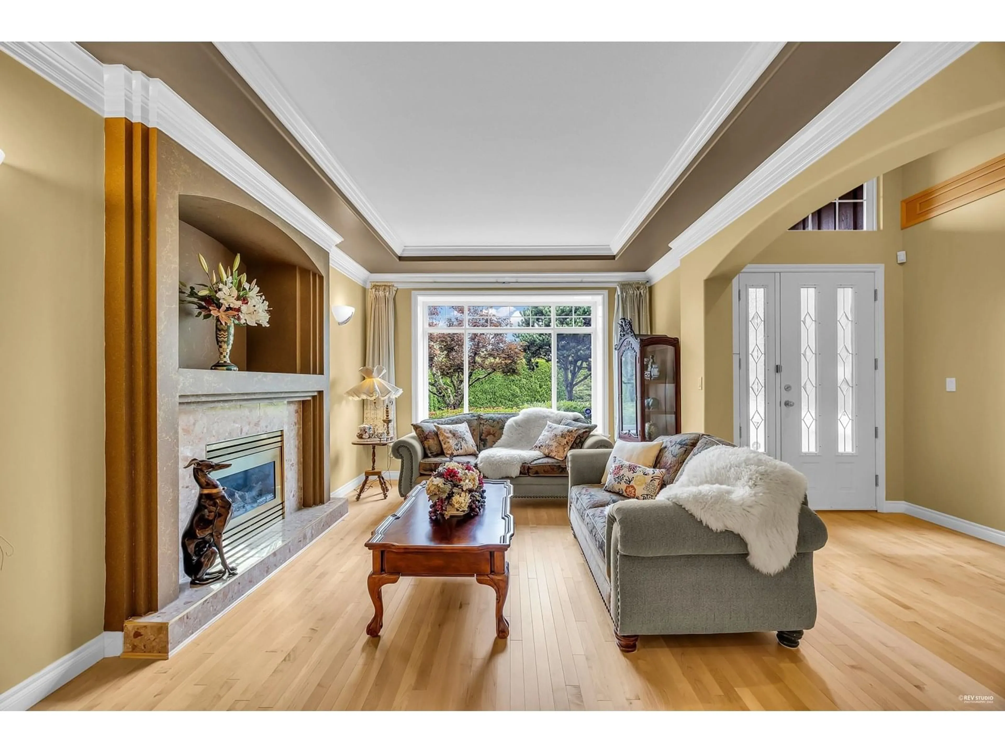 Living room with furniture, unknown for 14942 22A, Surrey British Columbia V4A9J2
