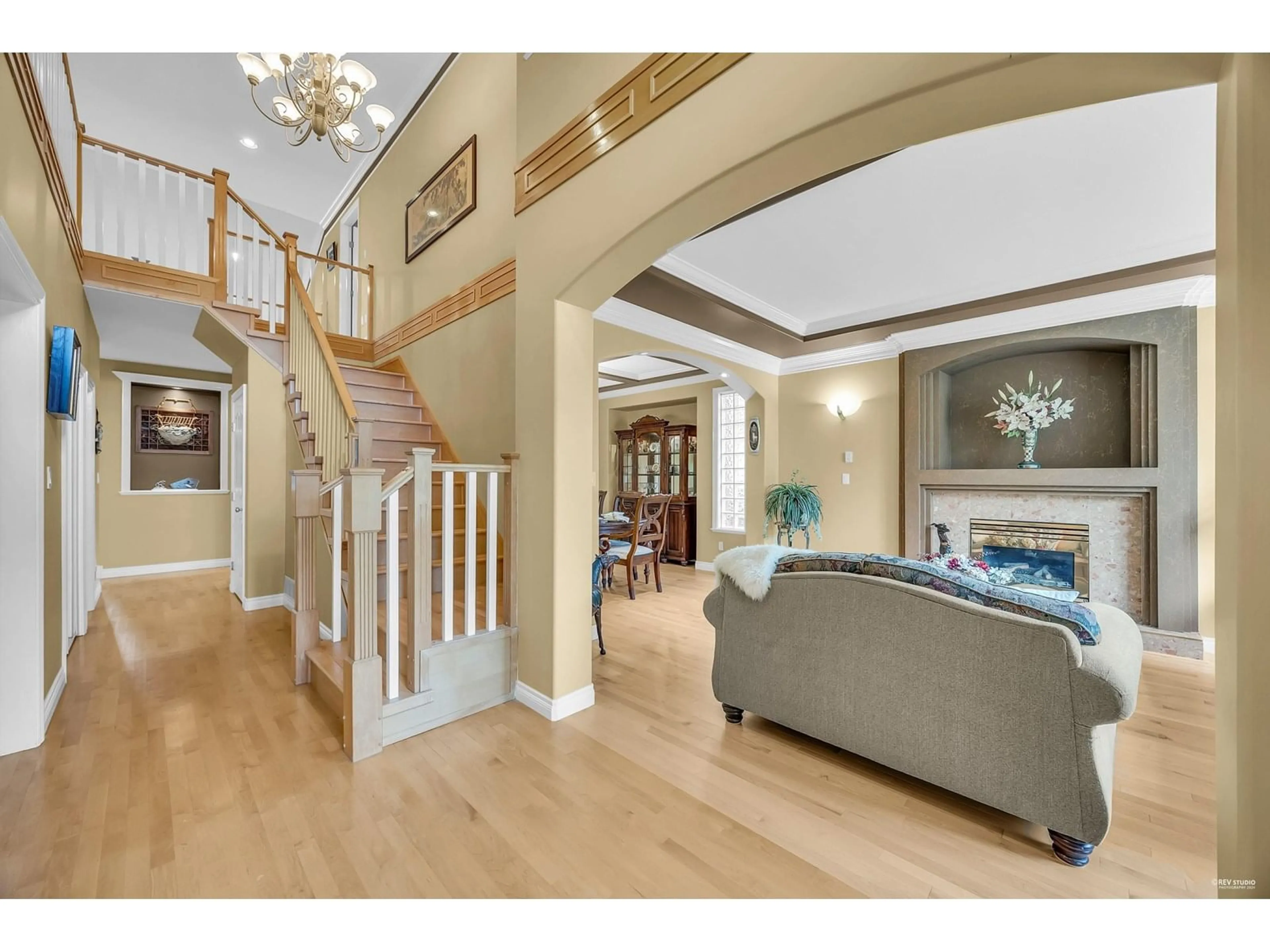 Indoor foyer for 14942 22A, Surrey British Columbia V4A9J2