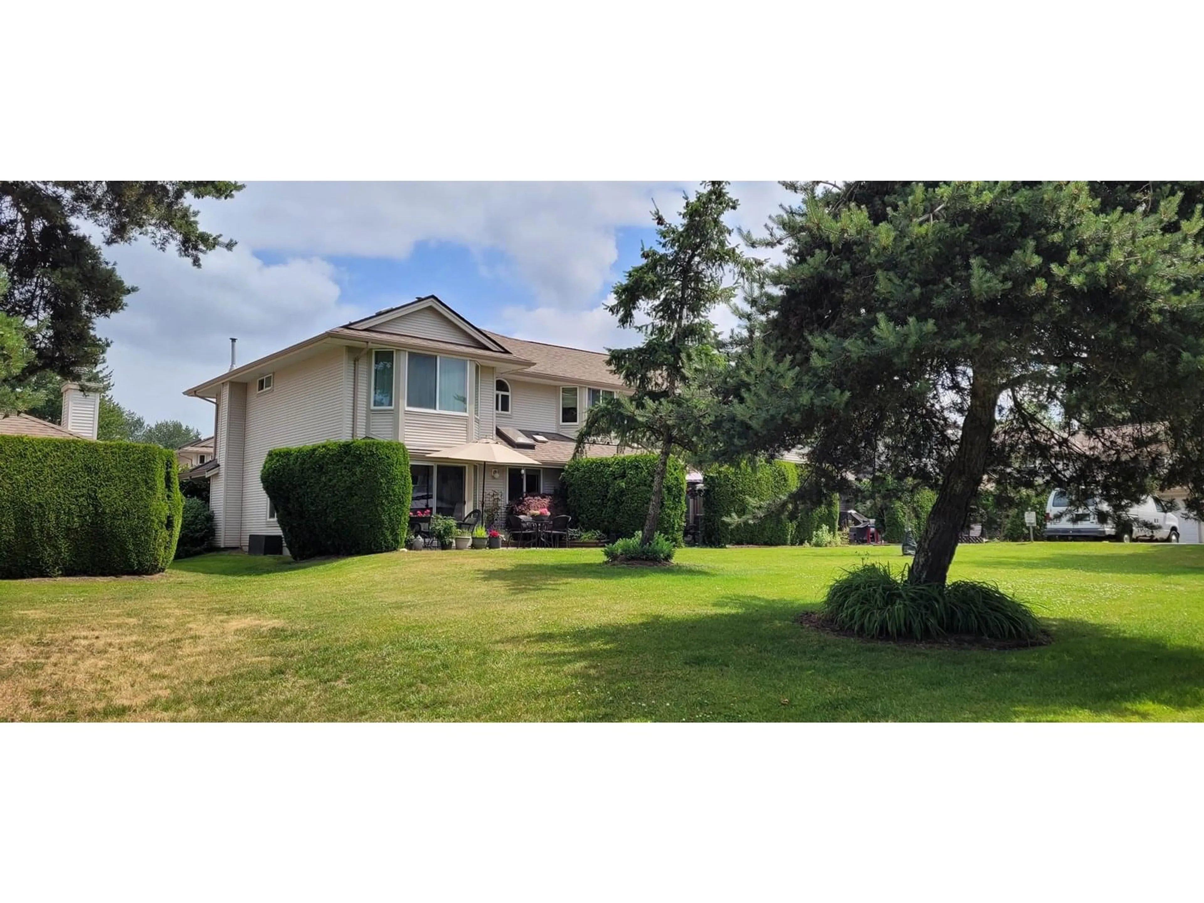 A pic from outside/outdoor area/front of a property/back of a property/a pic from drone, unknown for 100 - 9045 WALNUT GROVE, Langley British Columbia V1M2E1