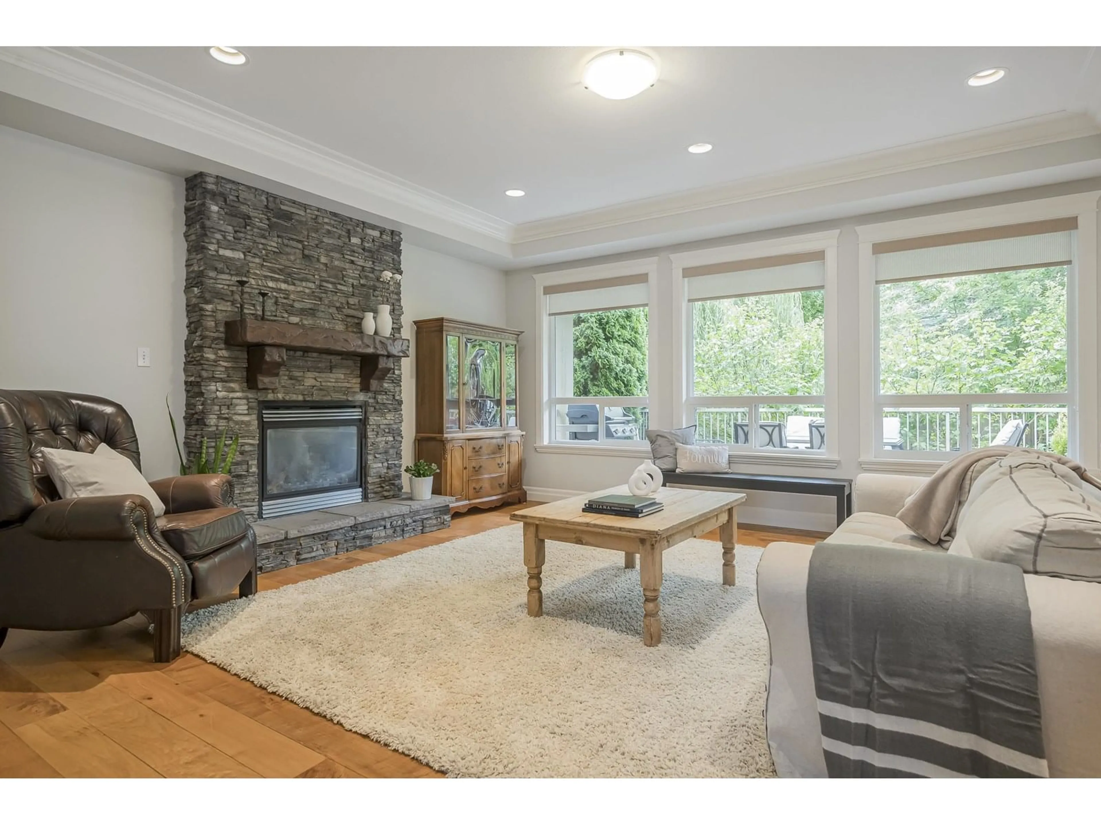Living room with furniture, wood/laminate floor for 35526 SHEENA, Abbotsford British Columbia V3G0A2