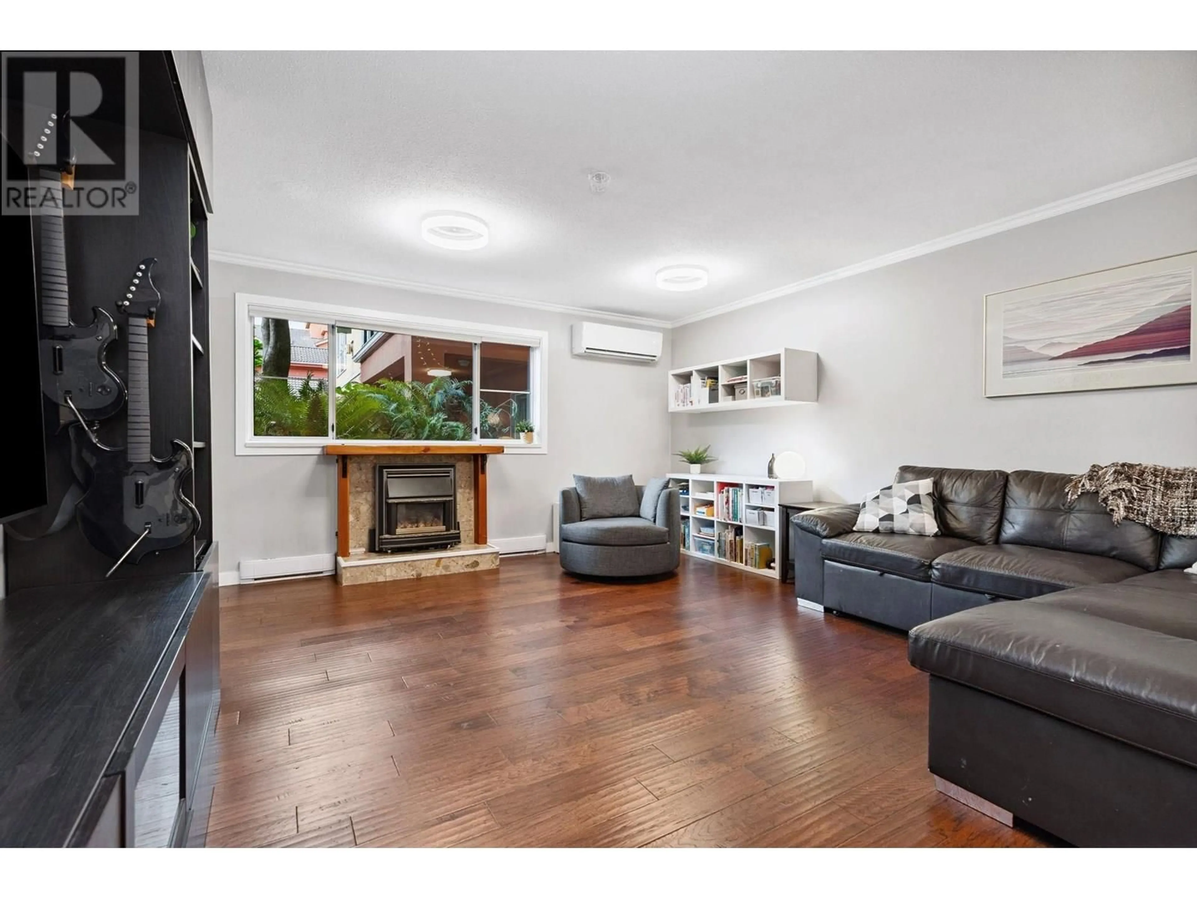 Living room with furniture, wood/laminate floor for 104 - 6 RENAISSANCE SQUARE, New Westminster British Columbia V3M6N8