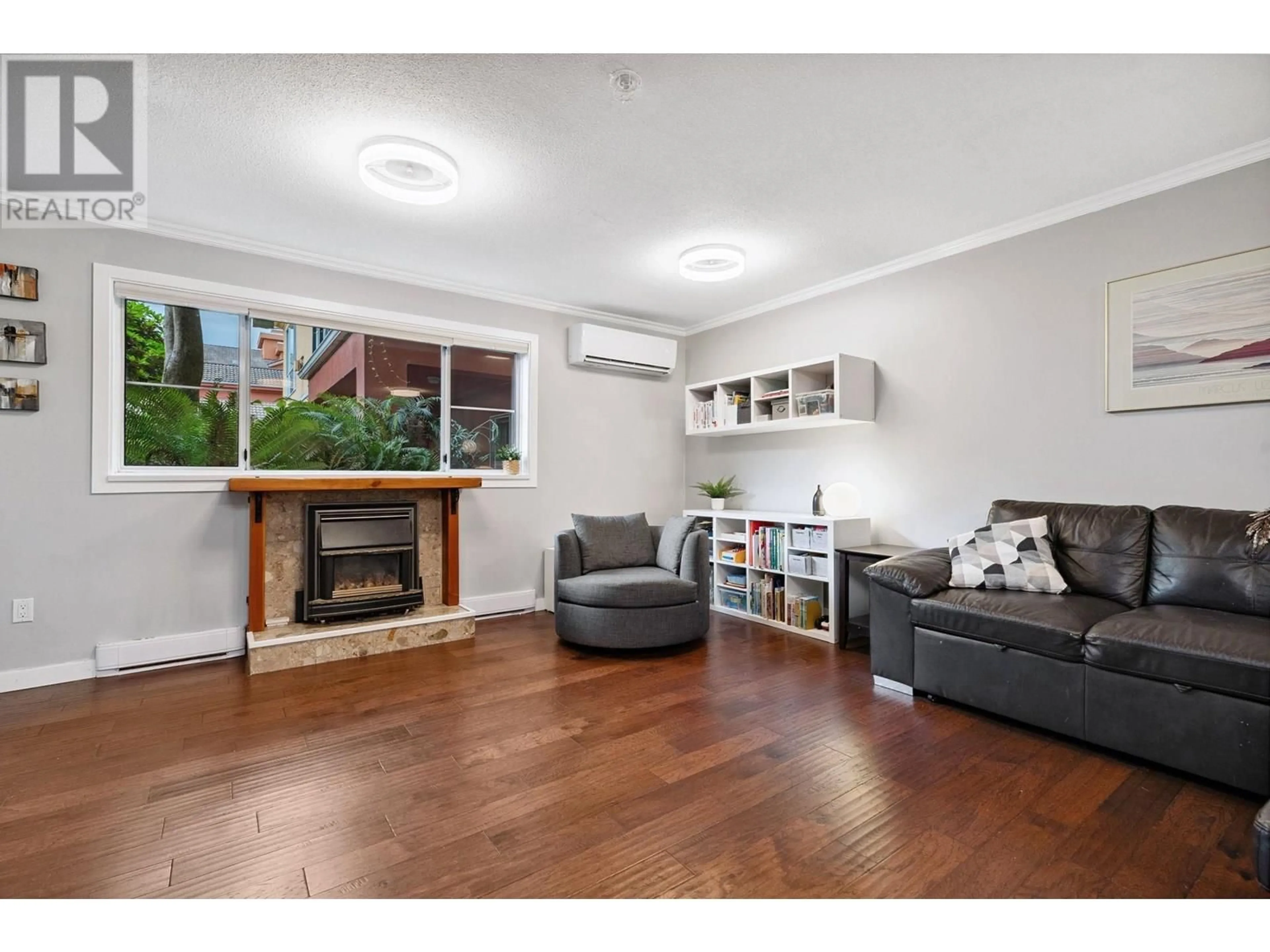 Living room with furniture, wood/laminate floor for 104 - 6 RENAISSANCE SQUARE, New Westminster British Columbia V3M6N8