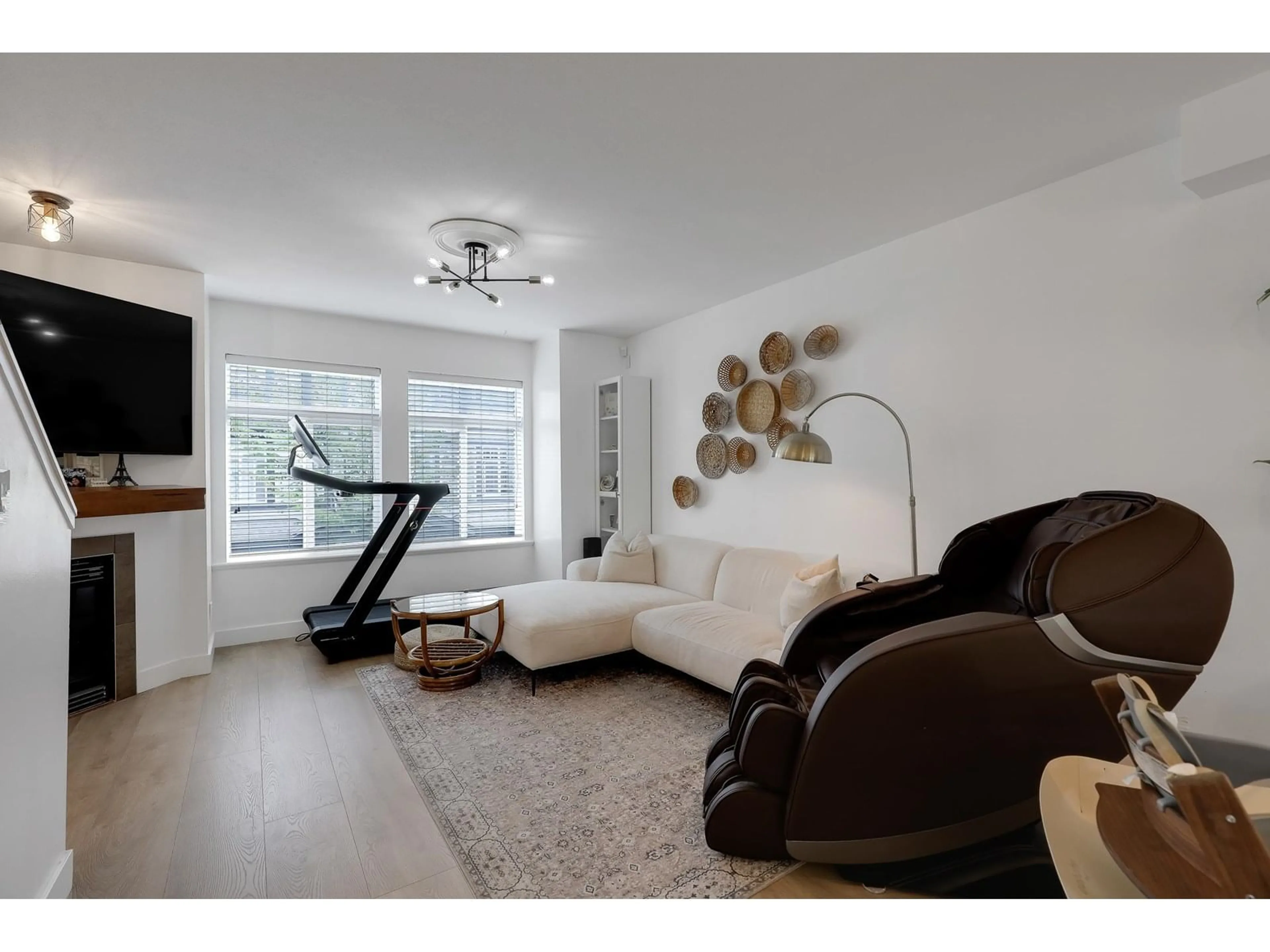 Living room with furniture, wood/laminate floor for 20 - 19448 68, Surrey British Columbia V4N5V5