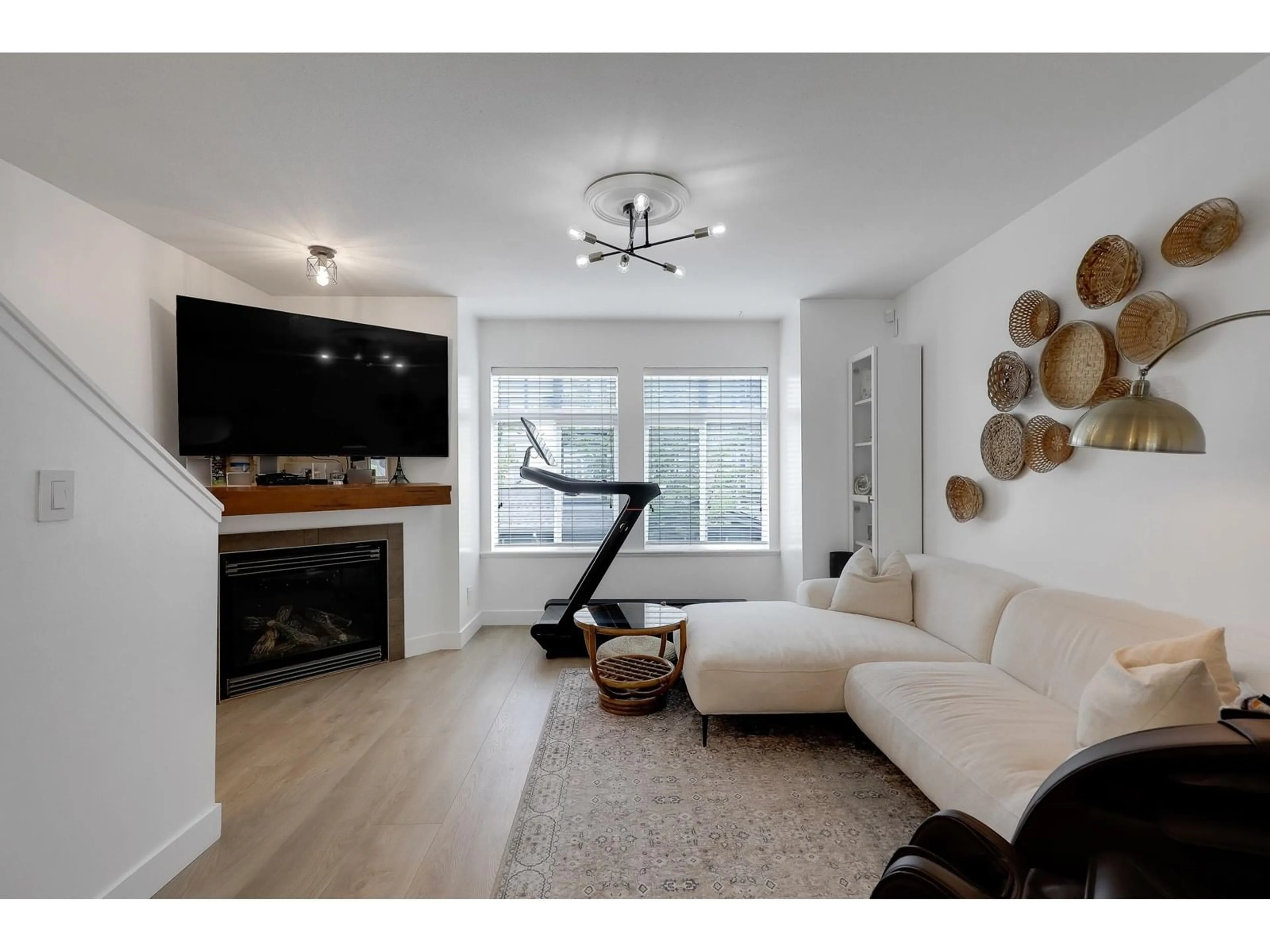Living room with furniture, unknown for 20 - 19448 68, Surrey British Columbia V4N5V5