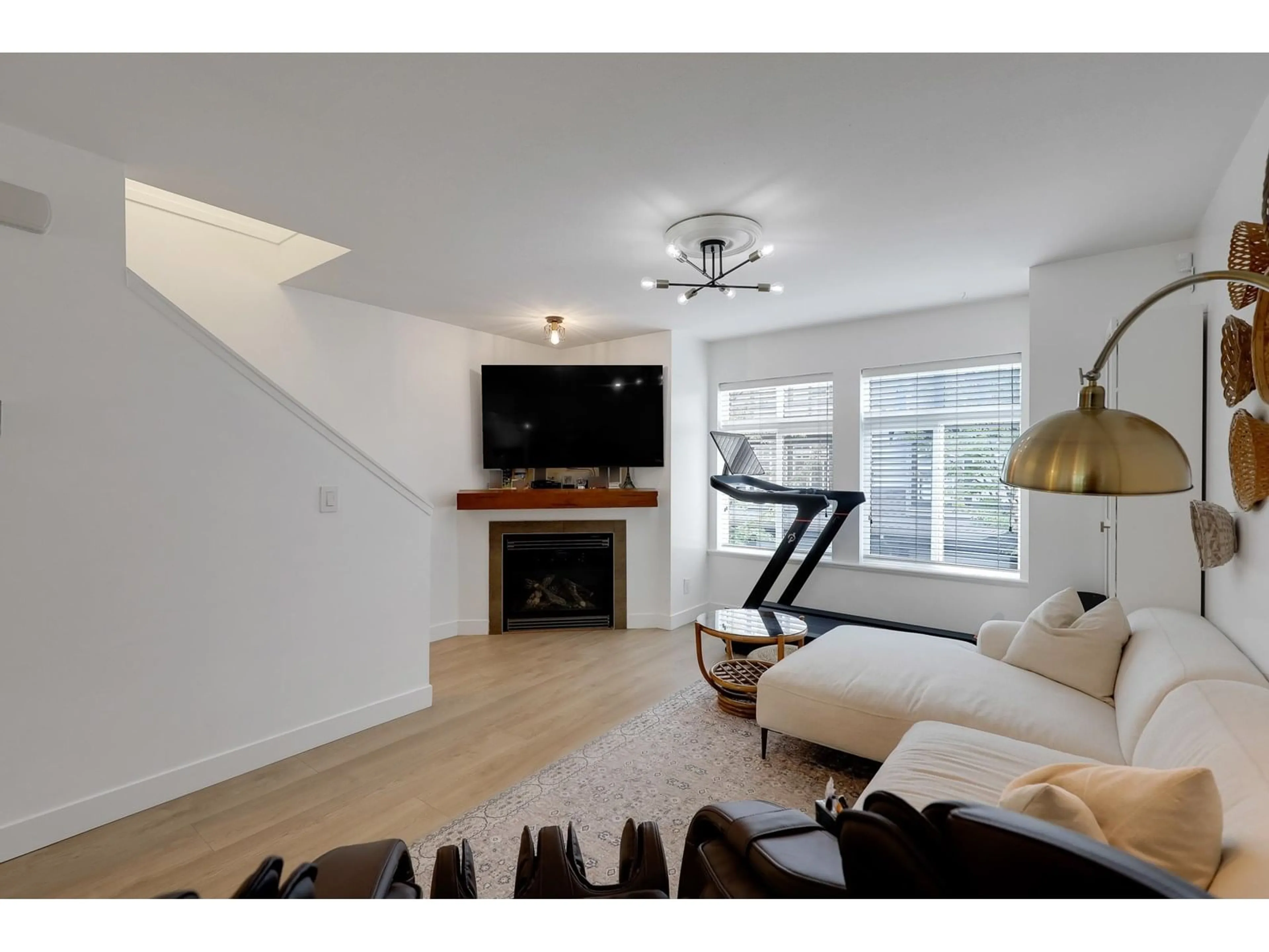 Living room with furniture, wood/laminate floor for 20 - 19448 68, Surrey British Columbia V4N5V5