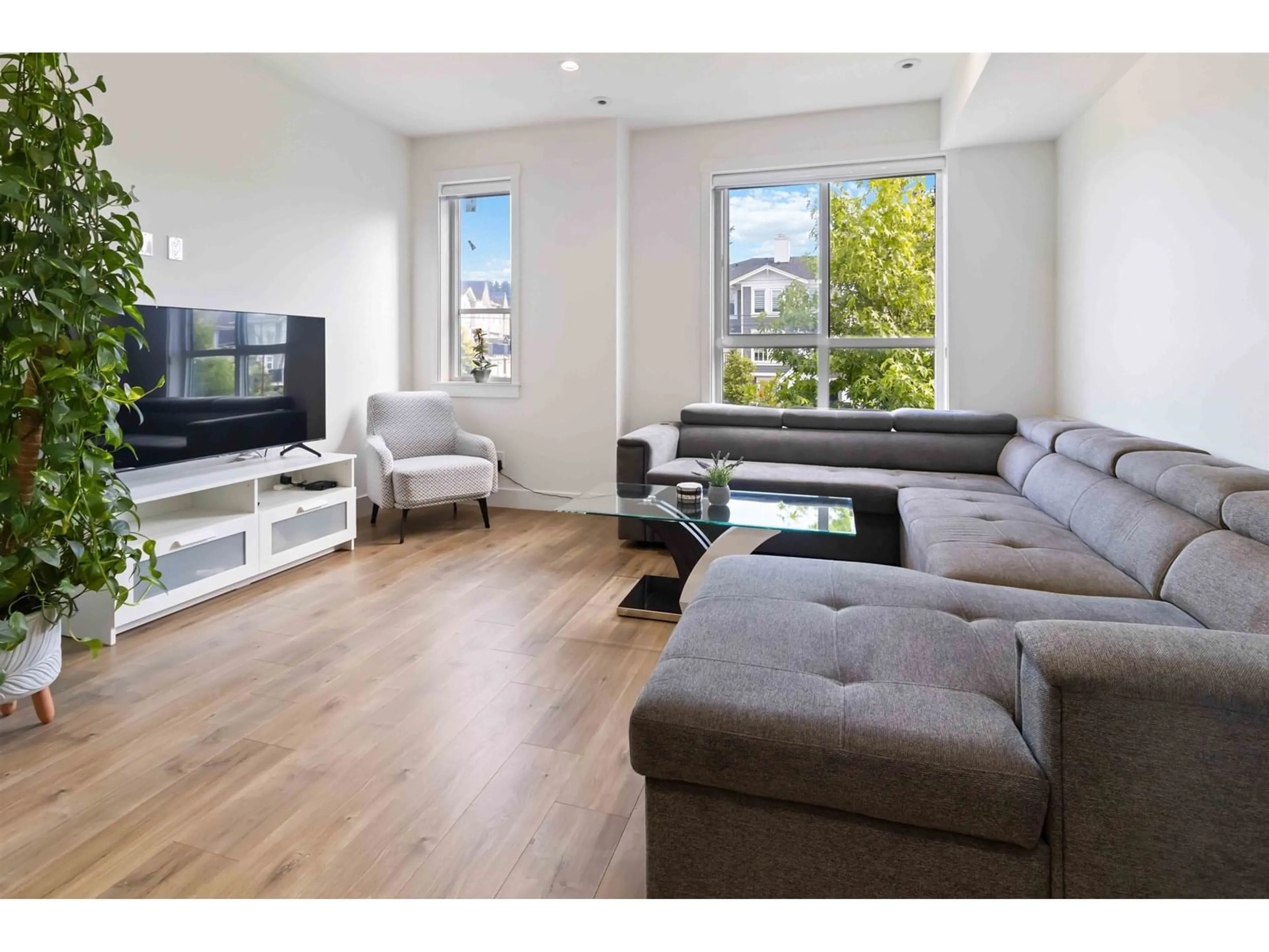 Living room with furniture, wood/laminate floor for 41 - 11556 72A, Delta British Columbia V4C1A9