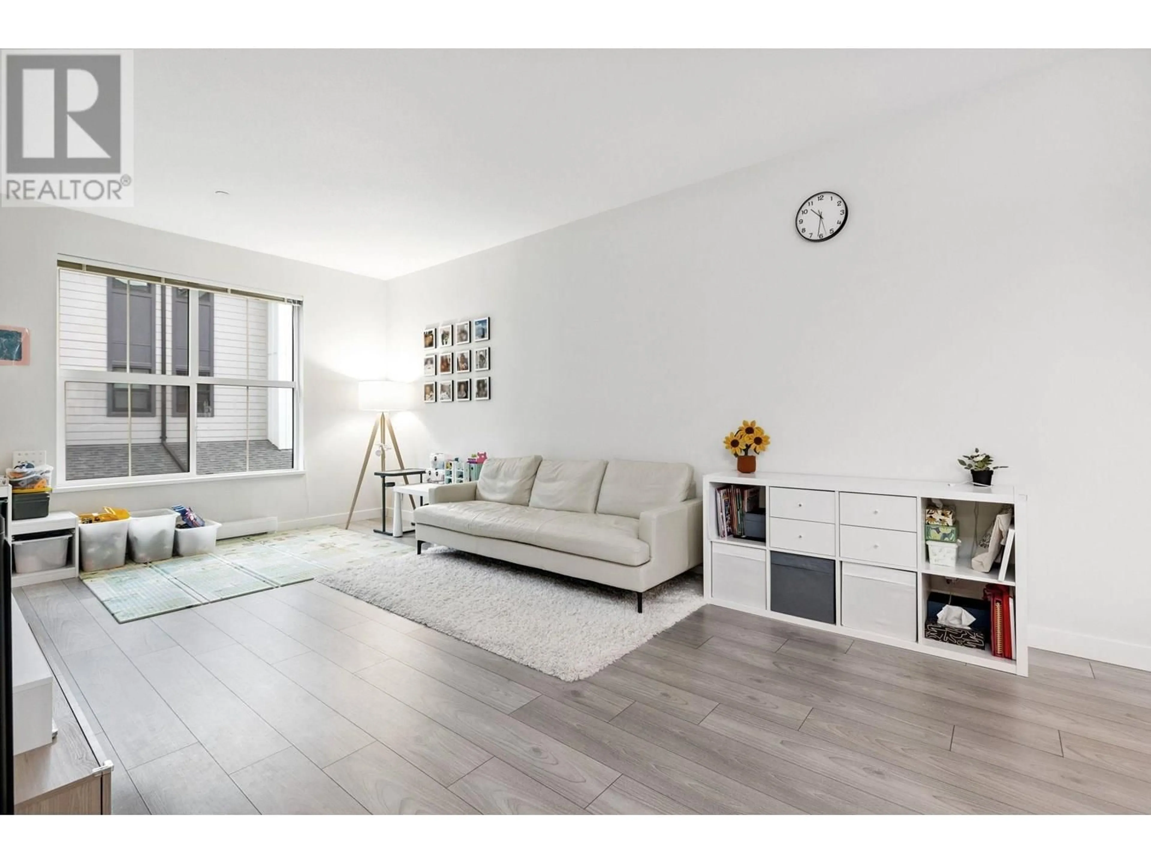 Living room with furniture, unknown for 122 - 488 FURNESS STREET, New Westminster British Columbia V3M0M1