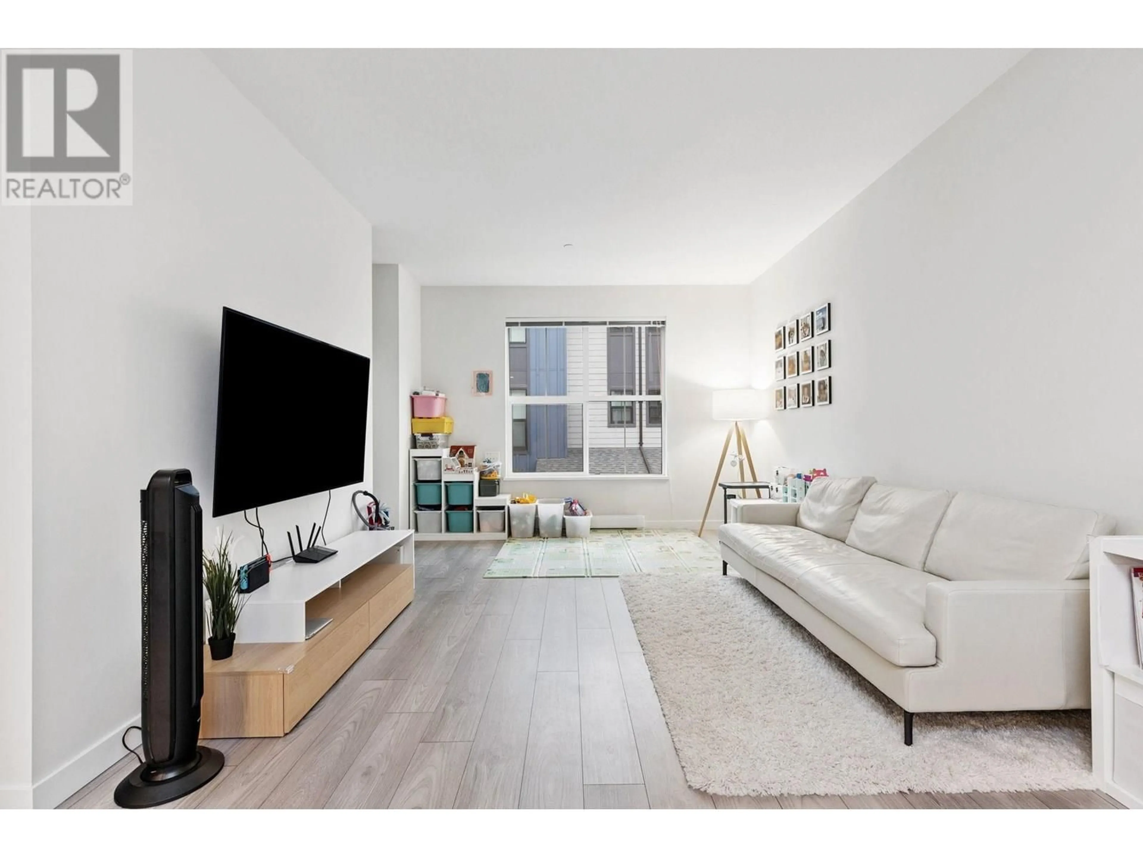 Living room with furniture, unknown for 122 - 488 FURNESS STREET, New Westminster British Columbia V3M0M1