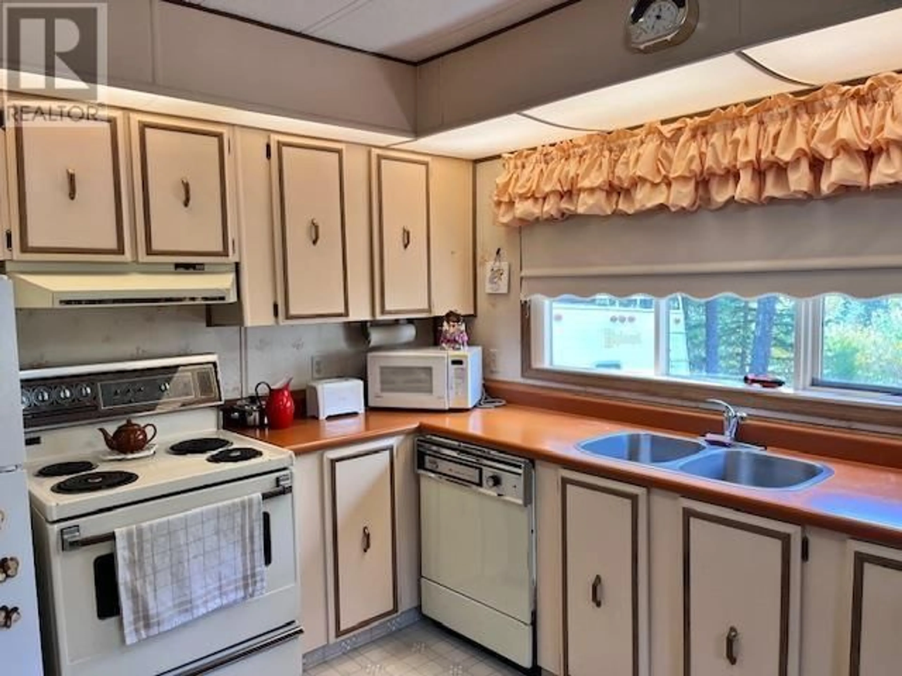 Standard kitchen, unknown for 916 BARKERVILLE HIGHWAY, Quesnel British Columbia V2J6V7