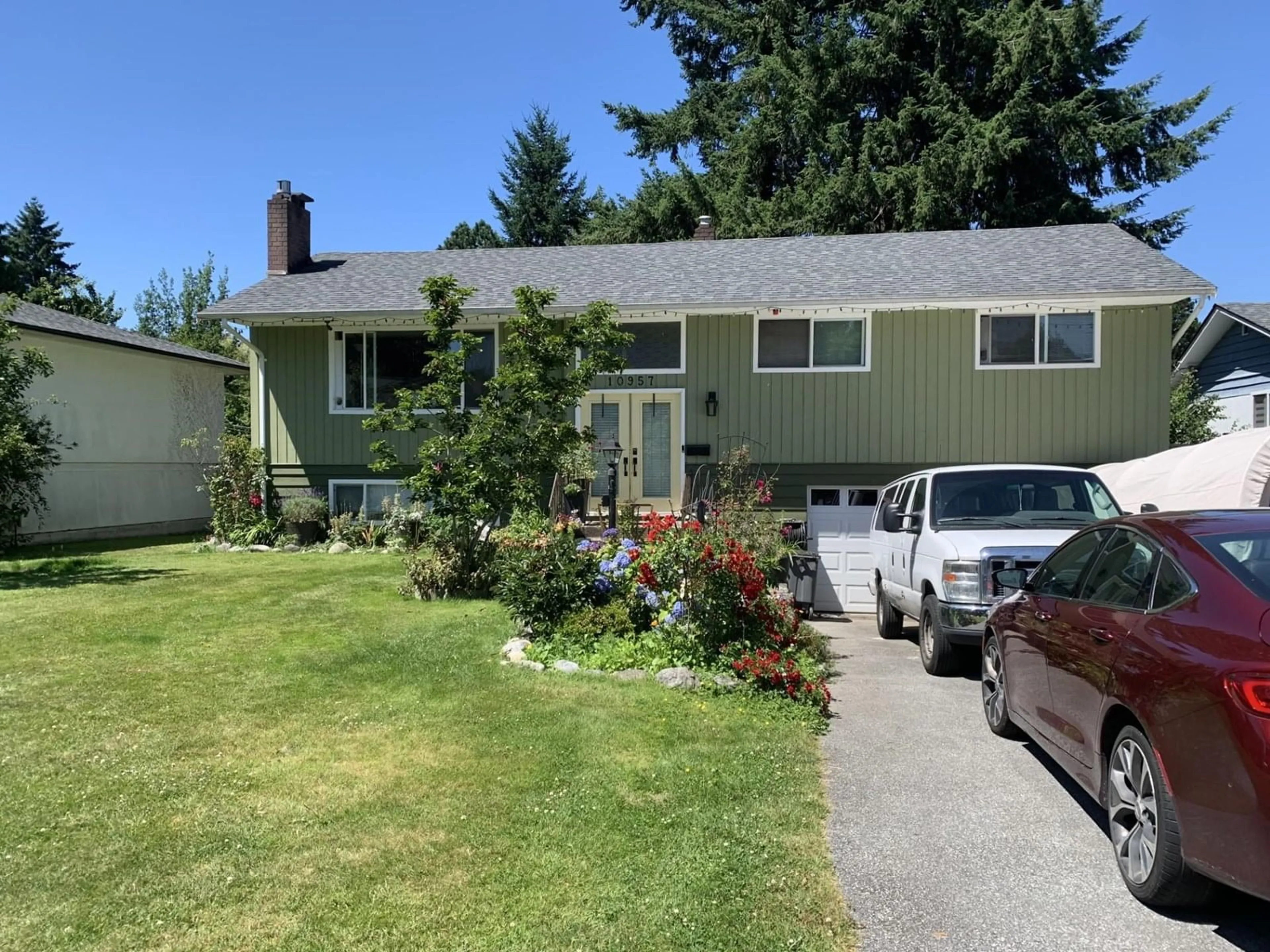 A pic from outside/outdoor area/front of a property/back of a property/a pic from drone, street for 10957 JAY, Surrey British Columbia V3R5B3