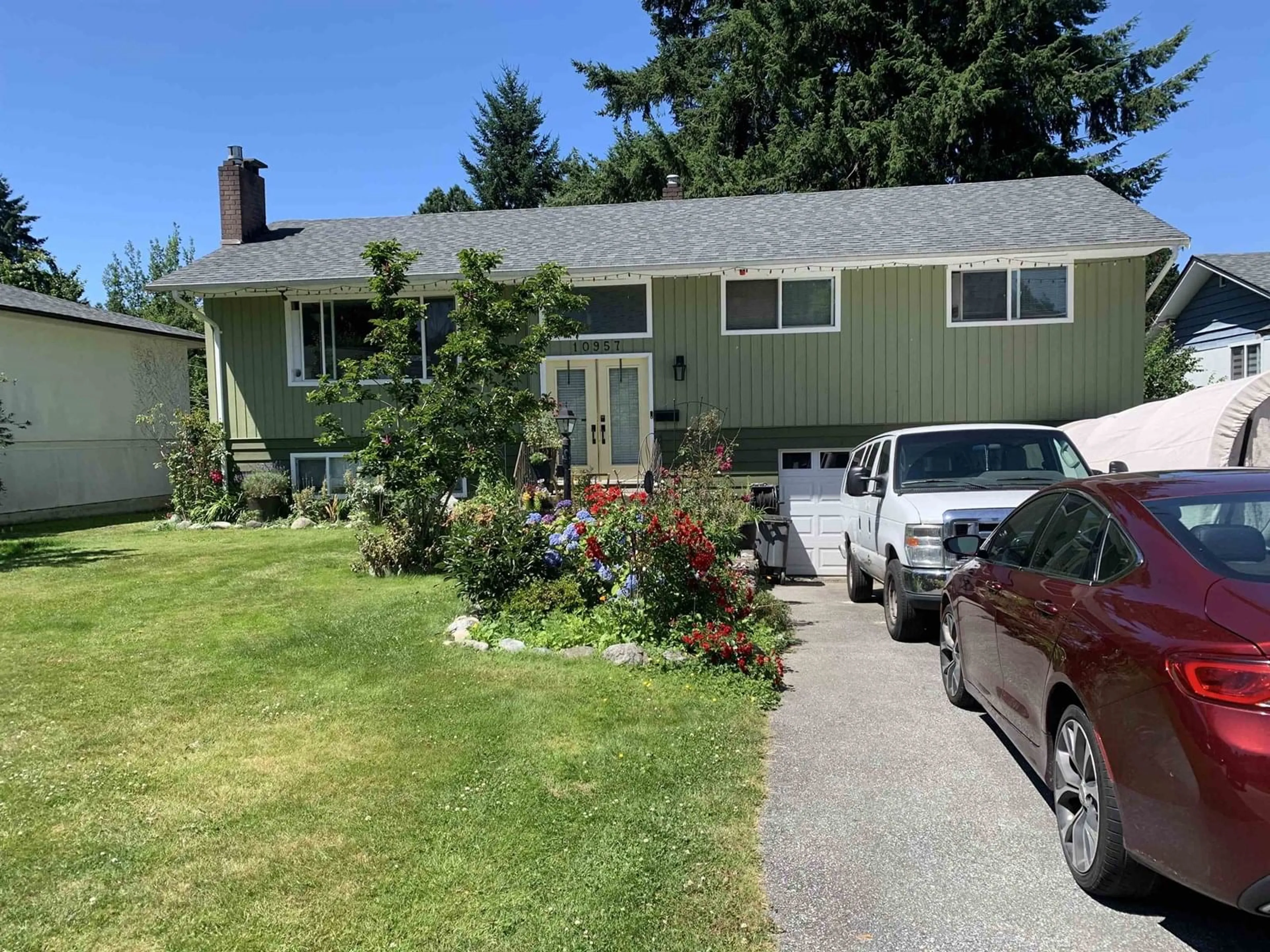 Home with vinyl exterior material, street for 10957 JAY, Surrey British Columbia V3R5B3