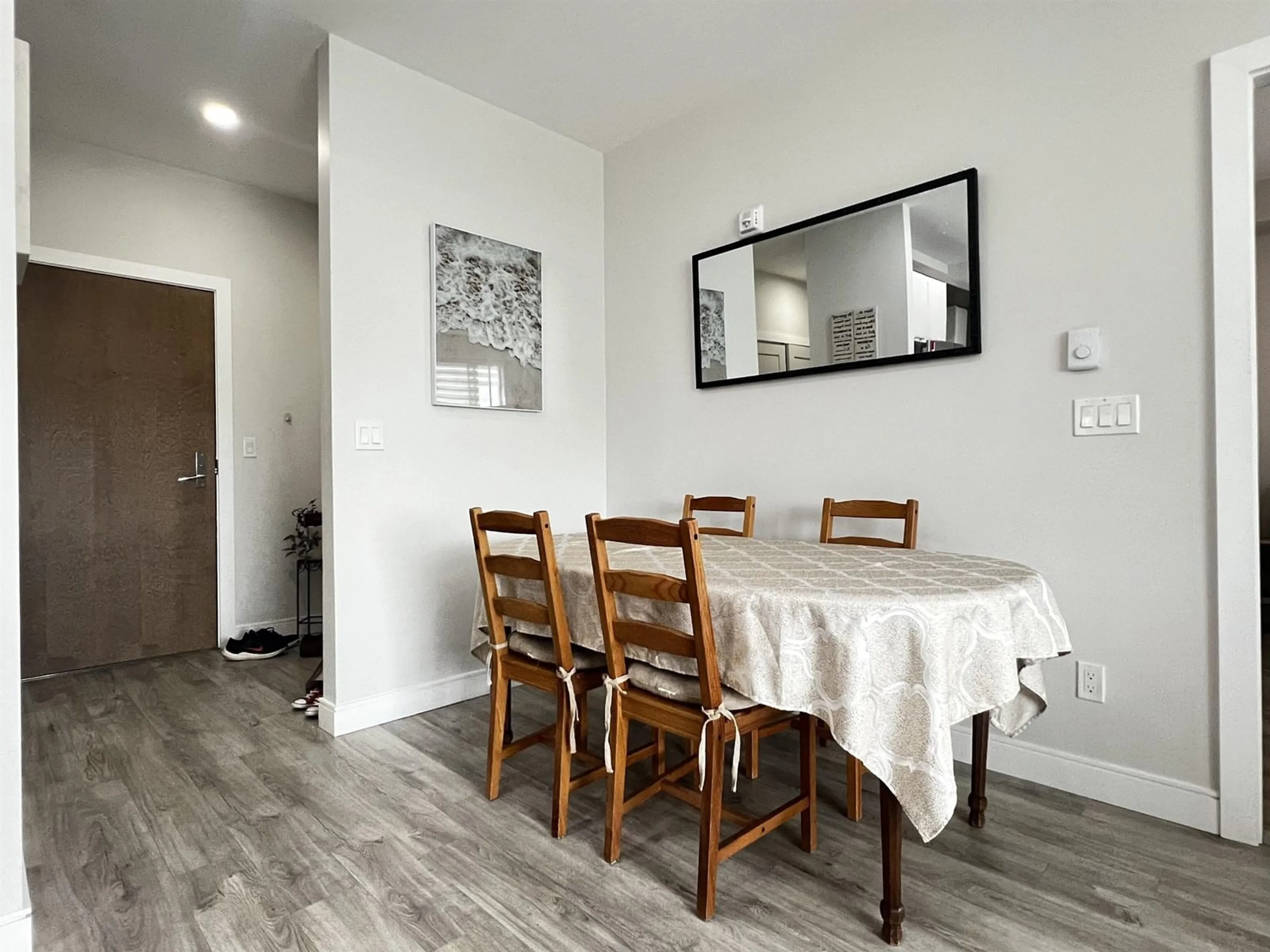 Dining room, wood/laminate floor for 403 - 11501 84, Delta British Columbia V4C0E5