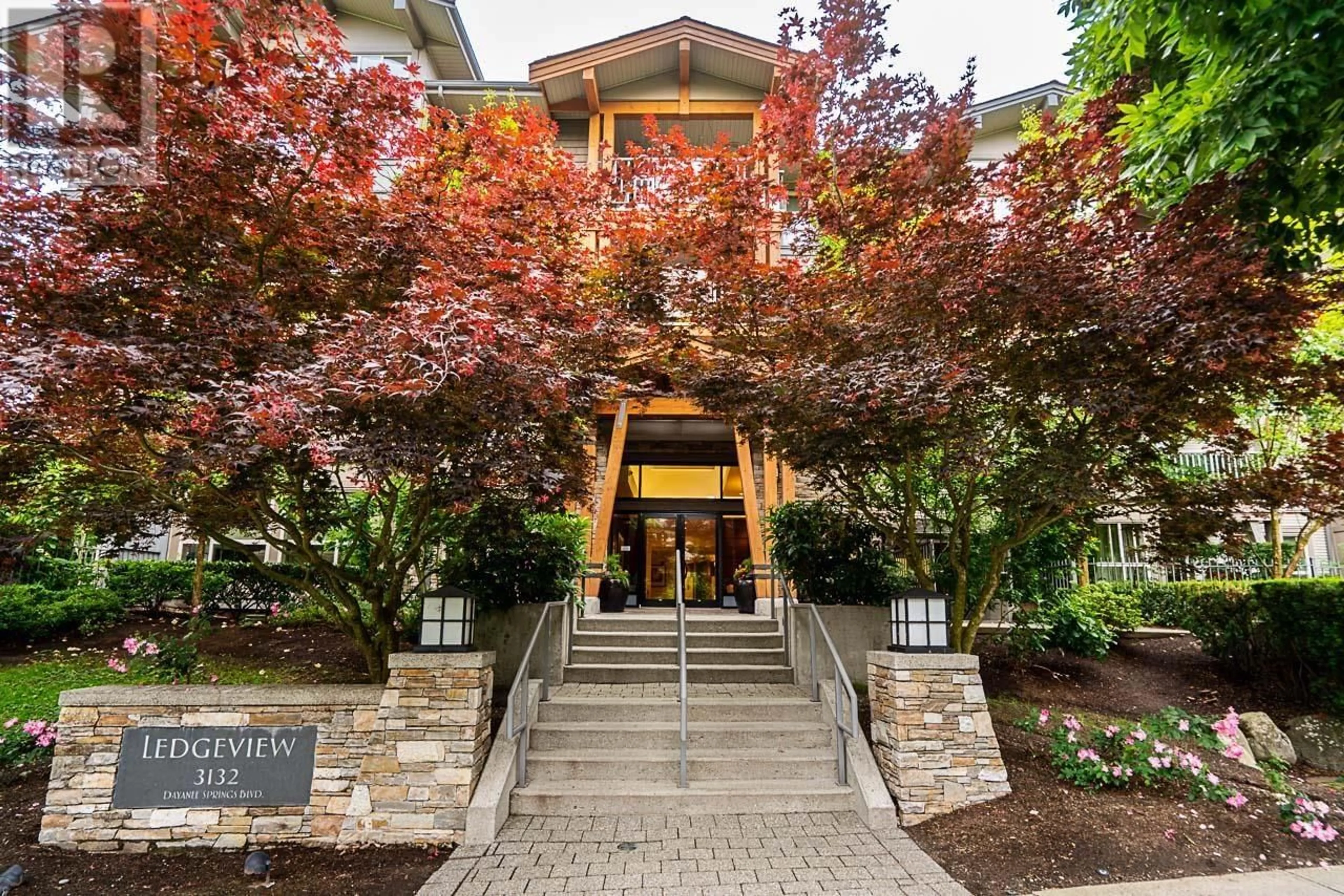 Indoor foyer for 211 - 3132 DAYANEE SPRINGS BOULEVARD, Coquitlam British Columbia V3E0B5