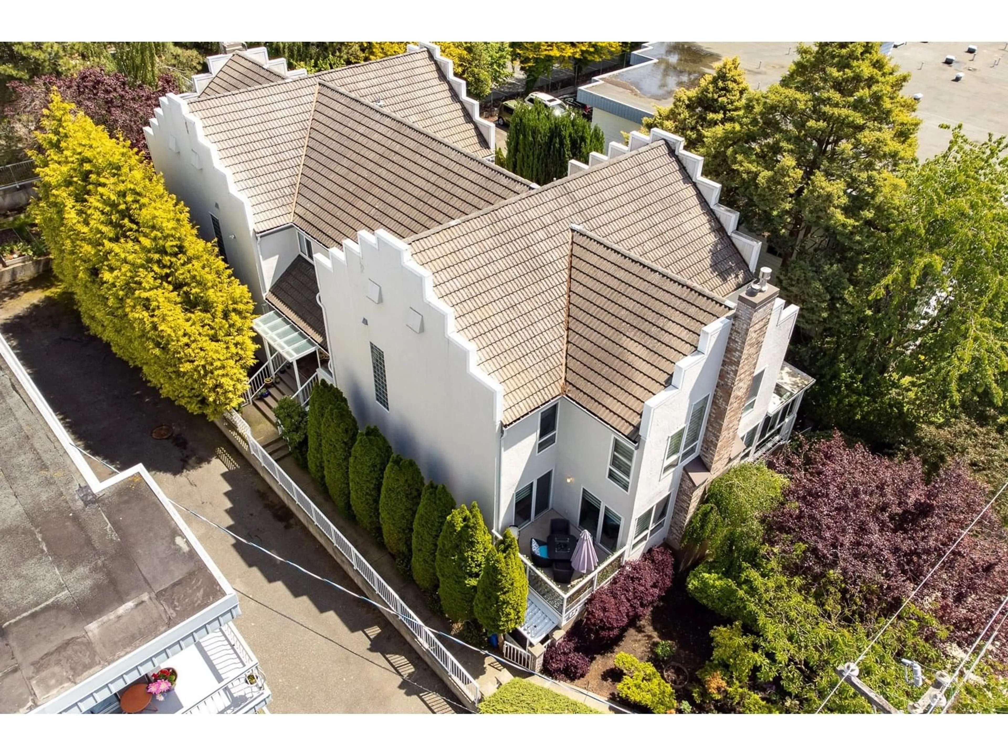 A pic from outside/outdoor area/front of a property/back of a property/a pic from drone, street for 5 - 1508 BLACKWOOD, White Rock British Columbia V4B3V4