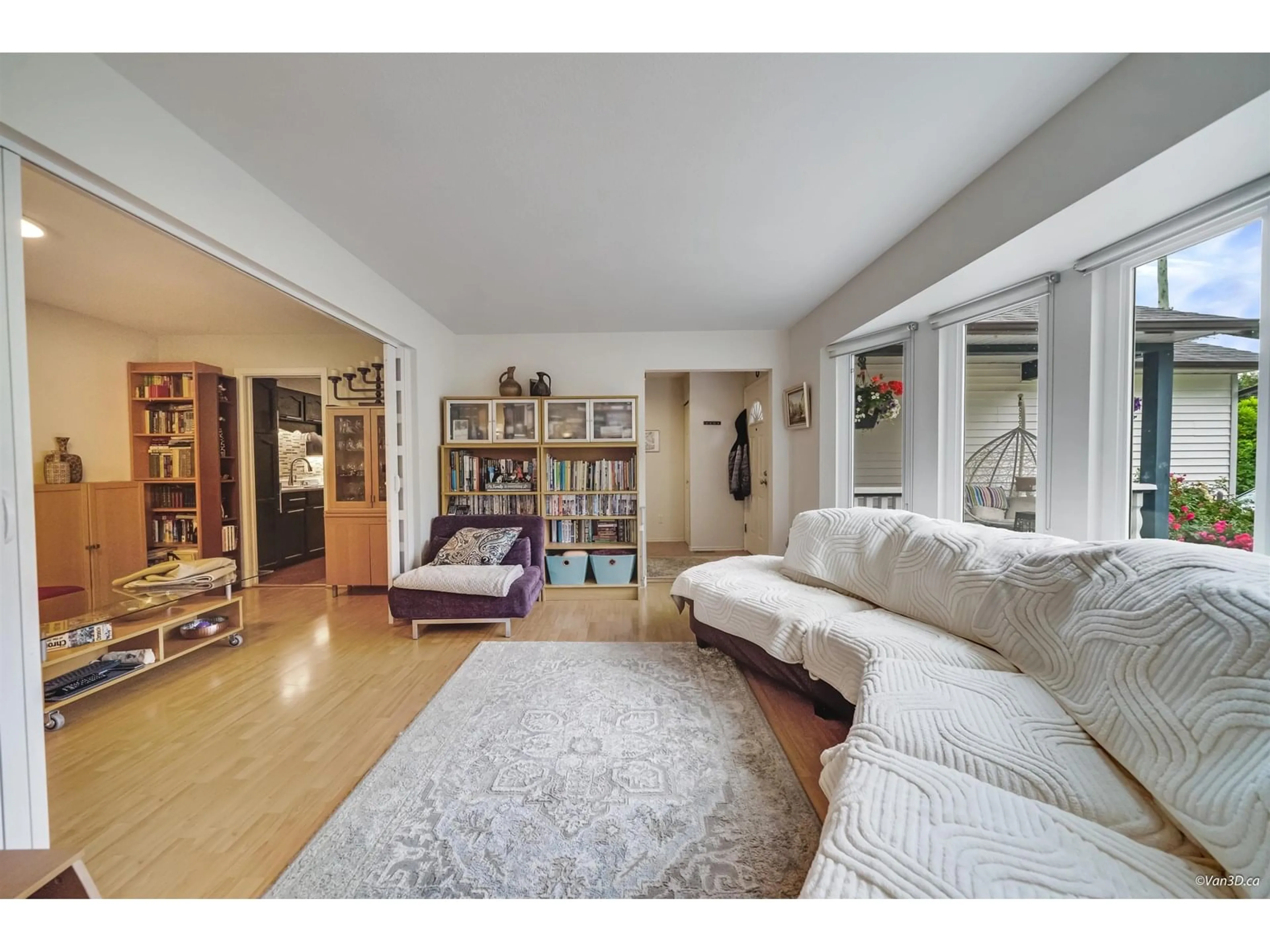 Living room with furniture, unknown for 1825 160, Surrey British Columbia V4A4X5